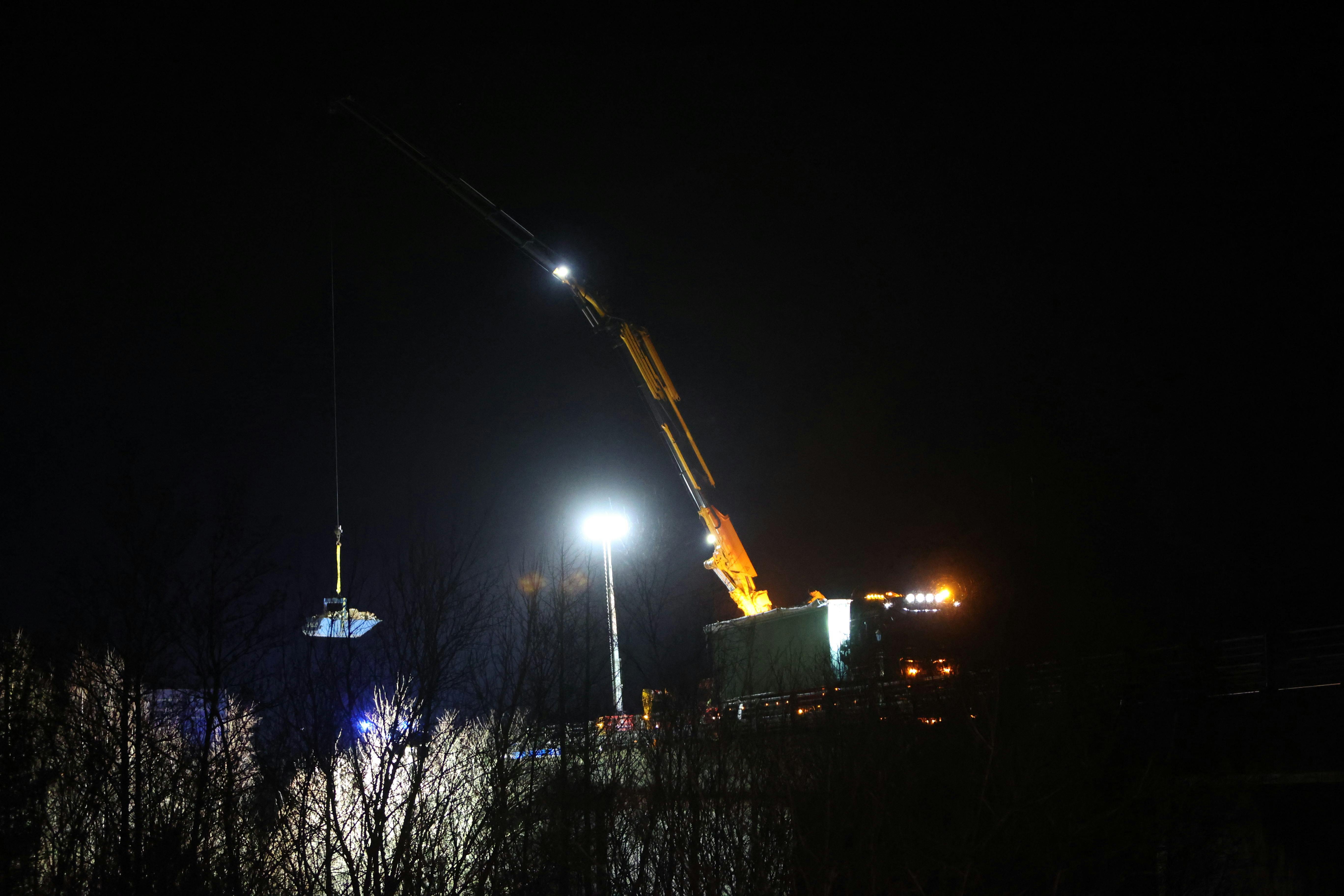 Det gik meget voldsomt for sig. Nu skal vejen genetableres, og det kræver en spærring sent i aften af motorvejen i den ene retning.