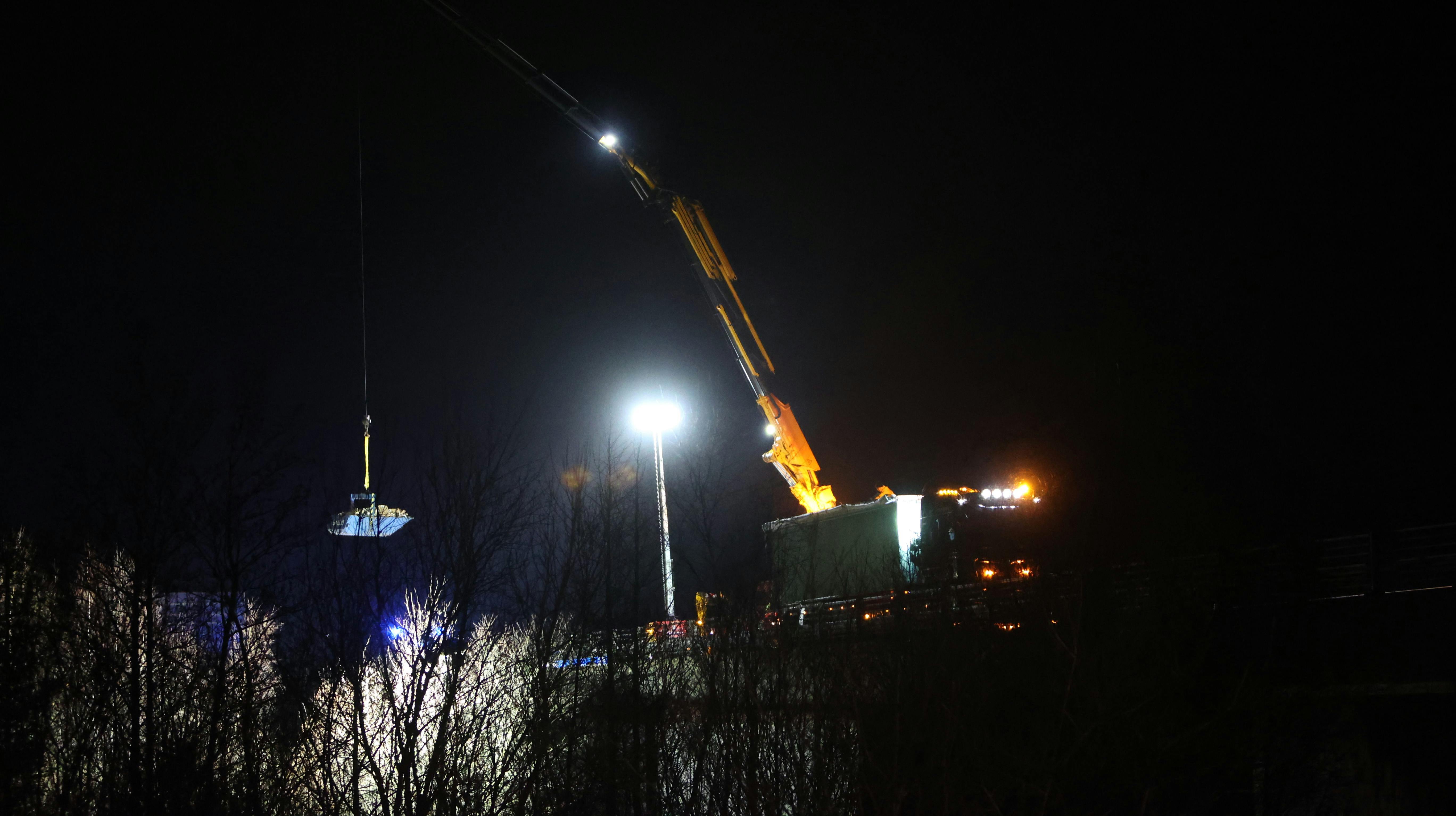 Det gik meget voldsomt for sig. Nu skal vejen genetableres, og det kræver en spærring sent i aften af motorvejen i den ene retning.