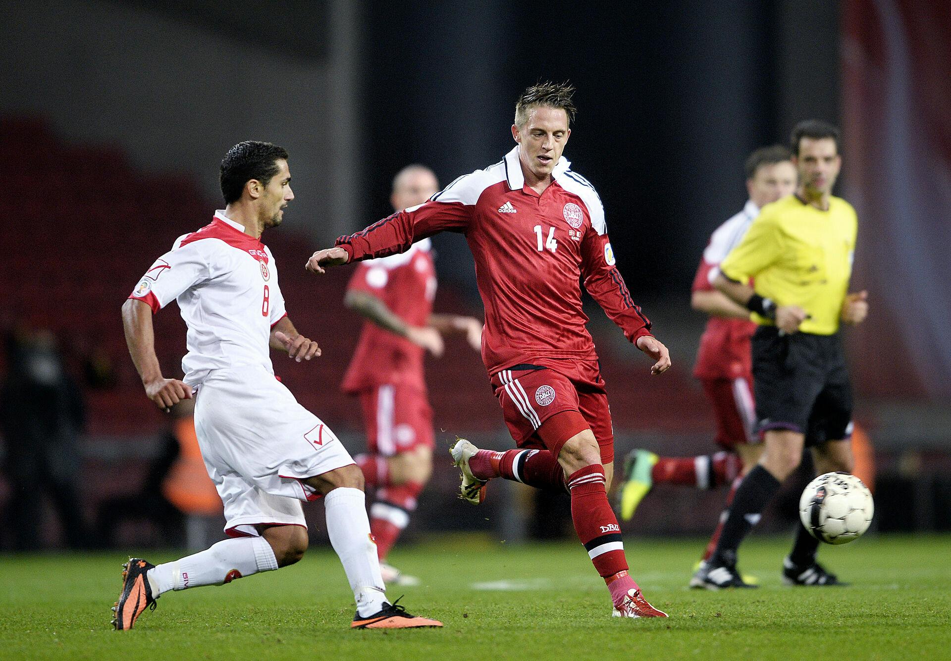 Nicki Bille og Rodrick Briffa i VM kvalifikationskampen mod Malta tirsdag 15. oktober 2013. (Foto: Liselotte Sabroe /Scanpix 2013)