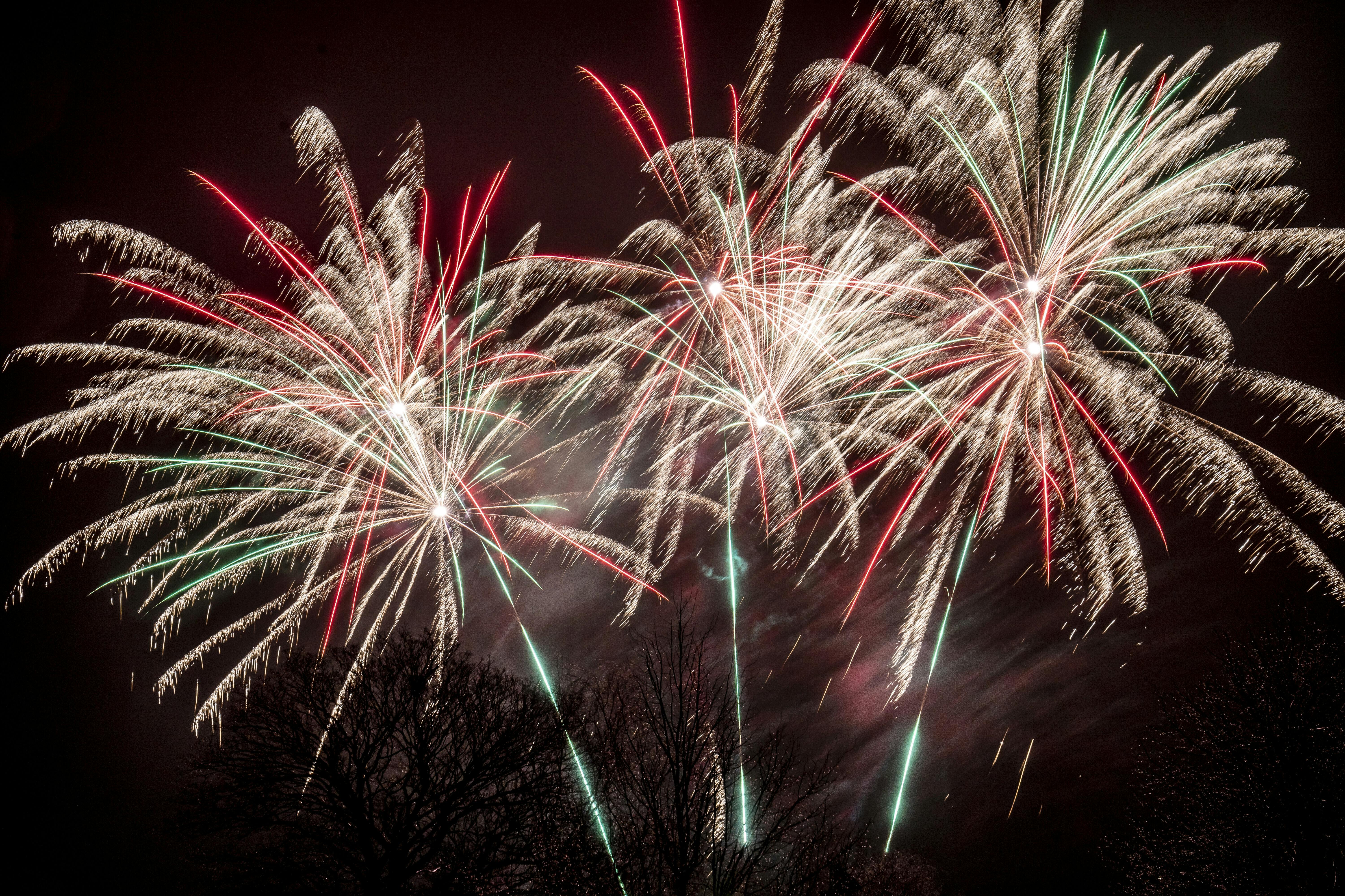 Det estimeres, at der bliver brugt en halv milliard kroner i Danmark på de farverige raketter og batterier.&nbsp;