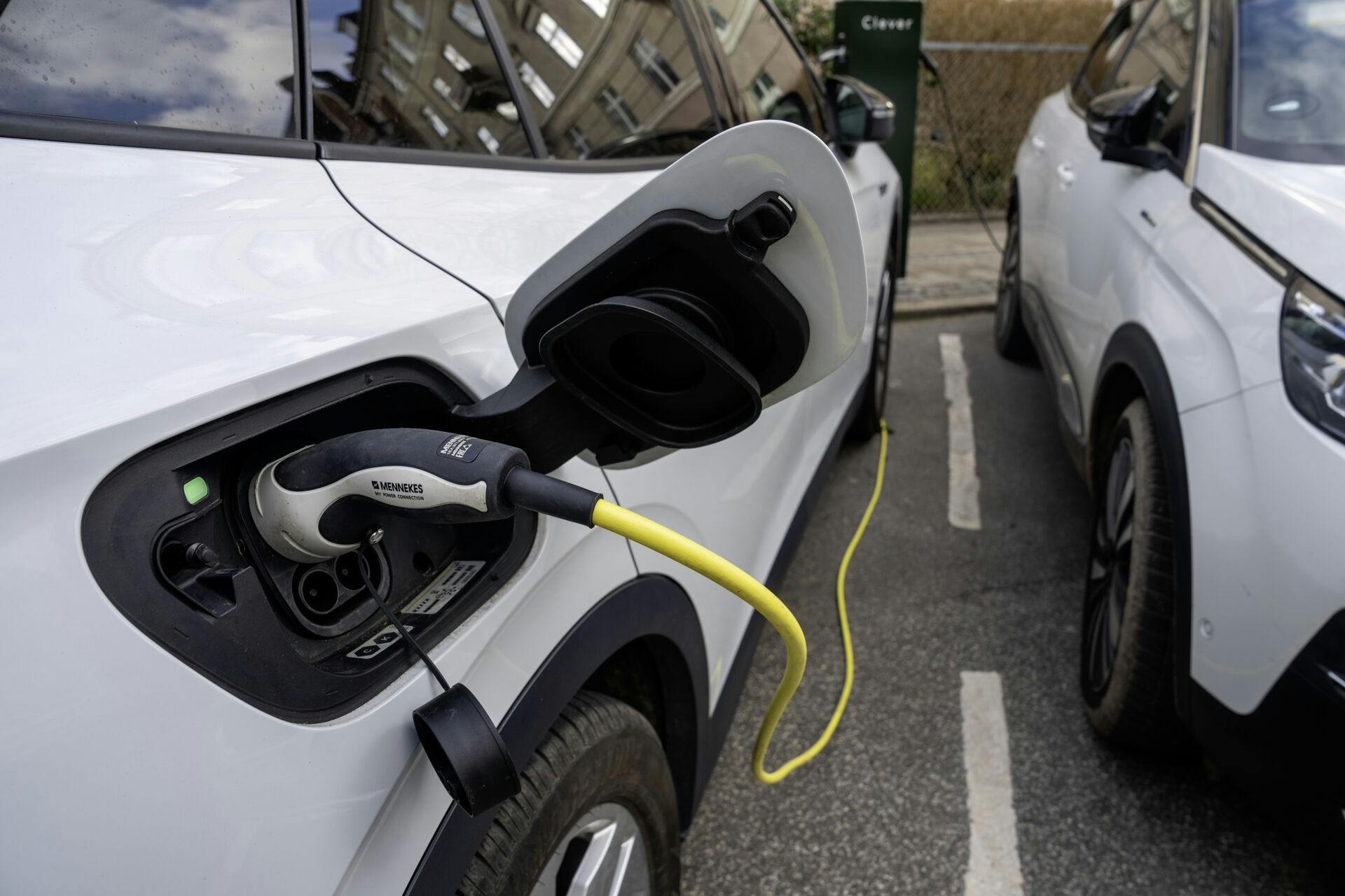 Elbil. Clever oplader. Bil bliver opladet.