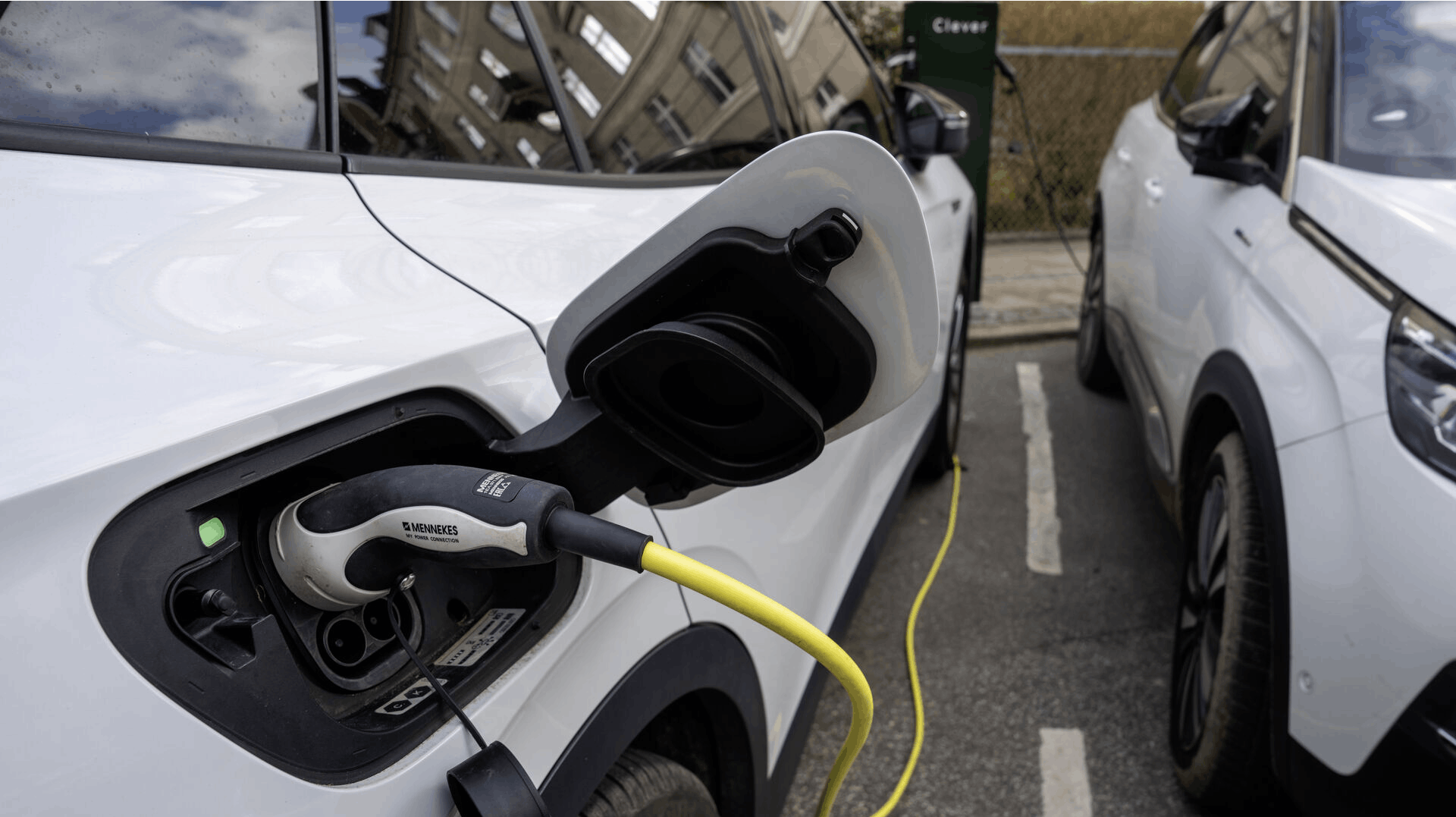 Elbil. Clever oplader. Bil bliver opladet.