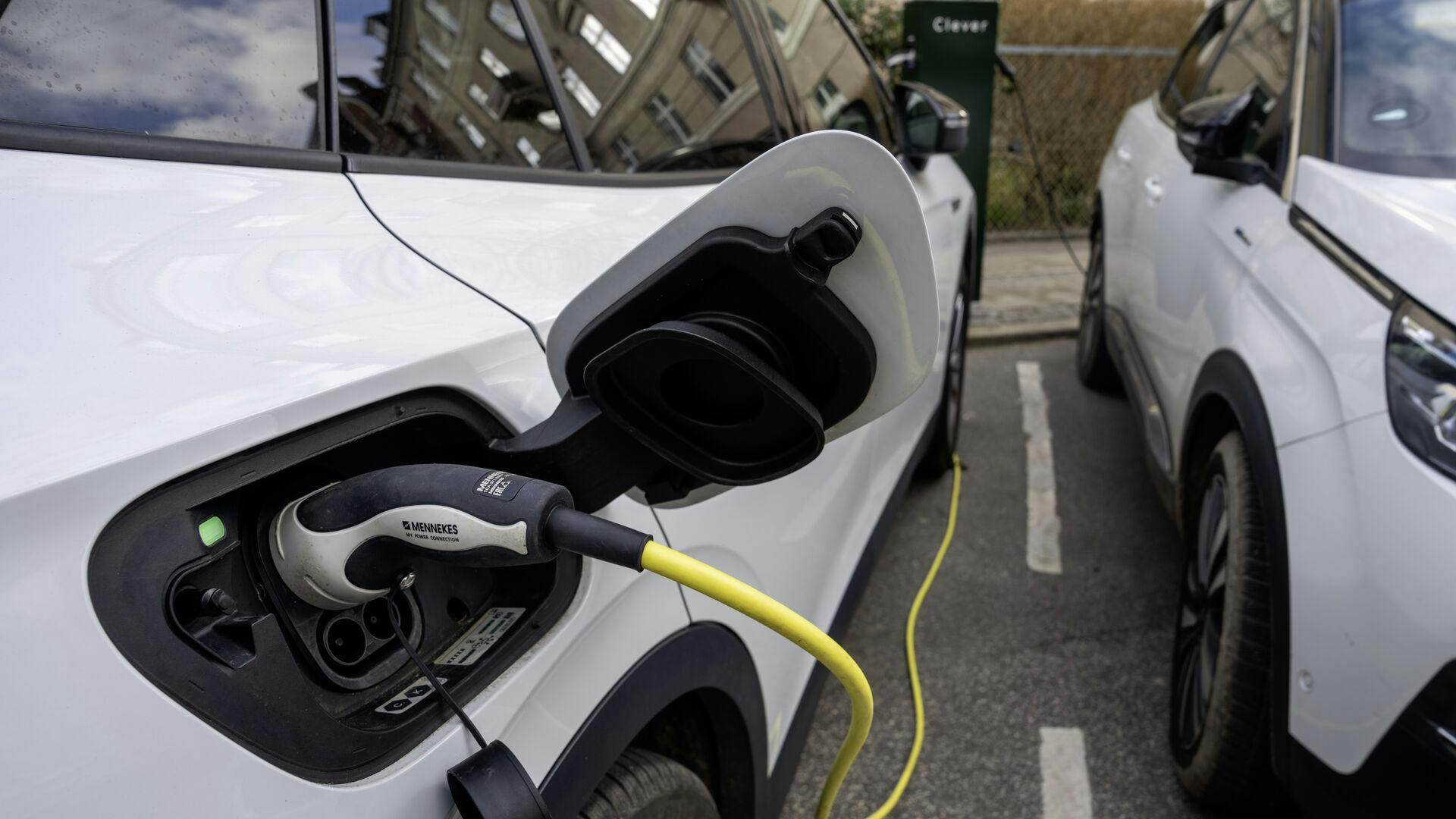 Elbil. Clever oplader. Bil bliver opladet.