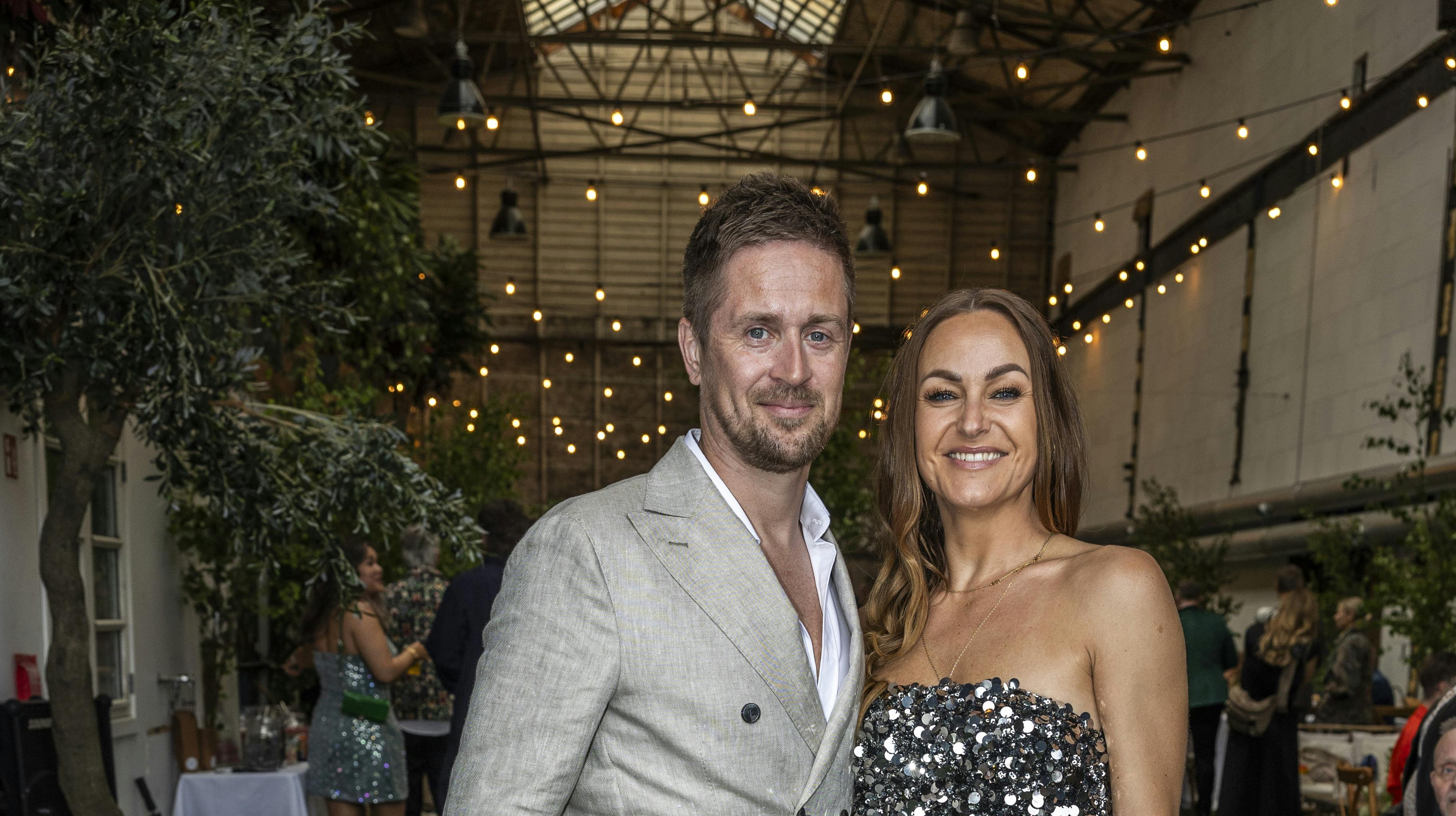 På juleaften blev Katrine Bonde forlovet med kæresten Kenneth. Nu løfter hun sløret for, hvordan Kenneth gik på knæ.