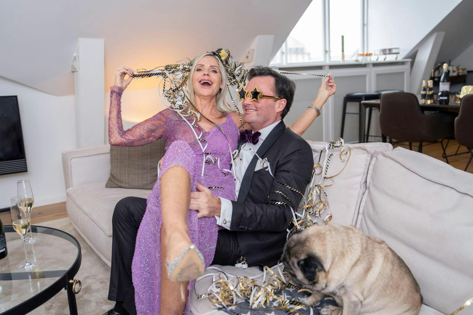 Janni og Jeppe skåler sig ind i 2026 i deres nytårspyntede lejlighed i indre København. Men måske skal champagnen snart på køl for at være klar til de ringende kirkeklokker.