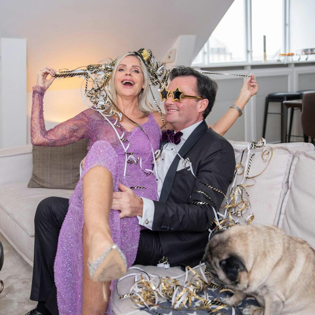 Janni og Jeppe skåler sig ind i 2026 i deres nytårspyntede lejlighed i indre København. Men måske skal champagnen snart på køl for at være klar til de ringende kirkeklokker.