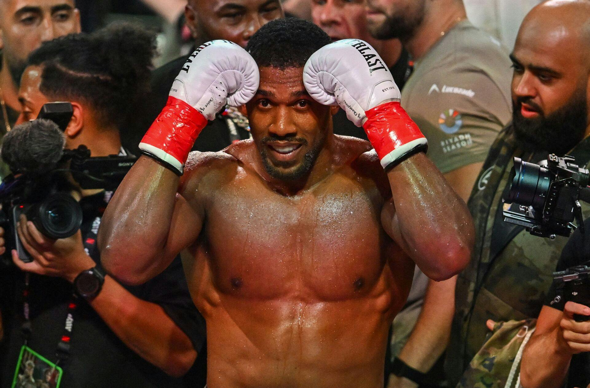 Anthony Joshua har været involveret i en voldsom bilulykke i Nigeria. To personer, som angiveligt sad i samme bil som bokseren, har mistet livet.