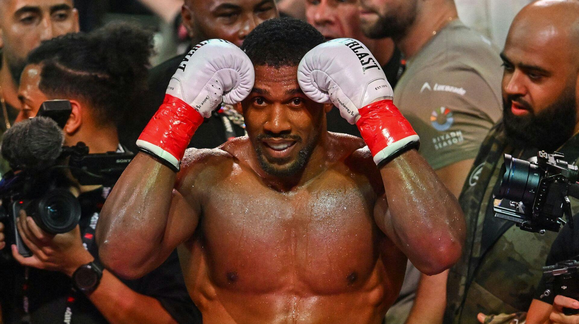 Anthony Joshua har været involveret i en voldsom bilulykke i Nigeria. To personer, som angiveligt sad i samme bil som bokseren, har mistet livet.
