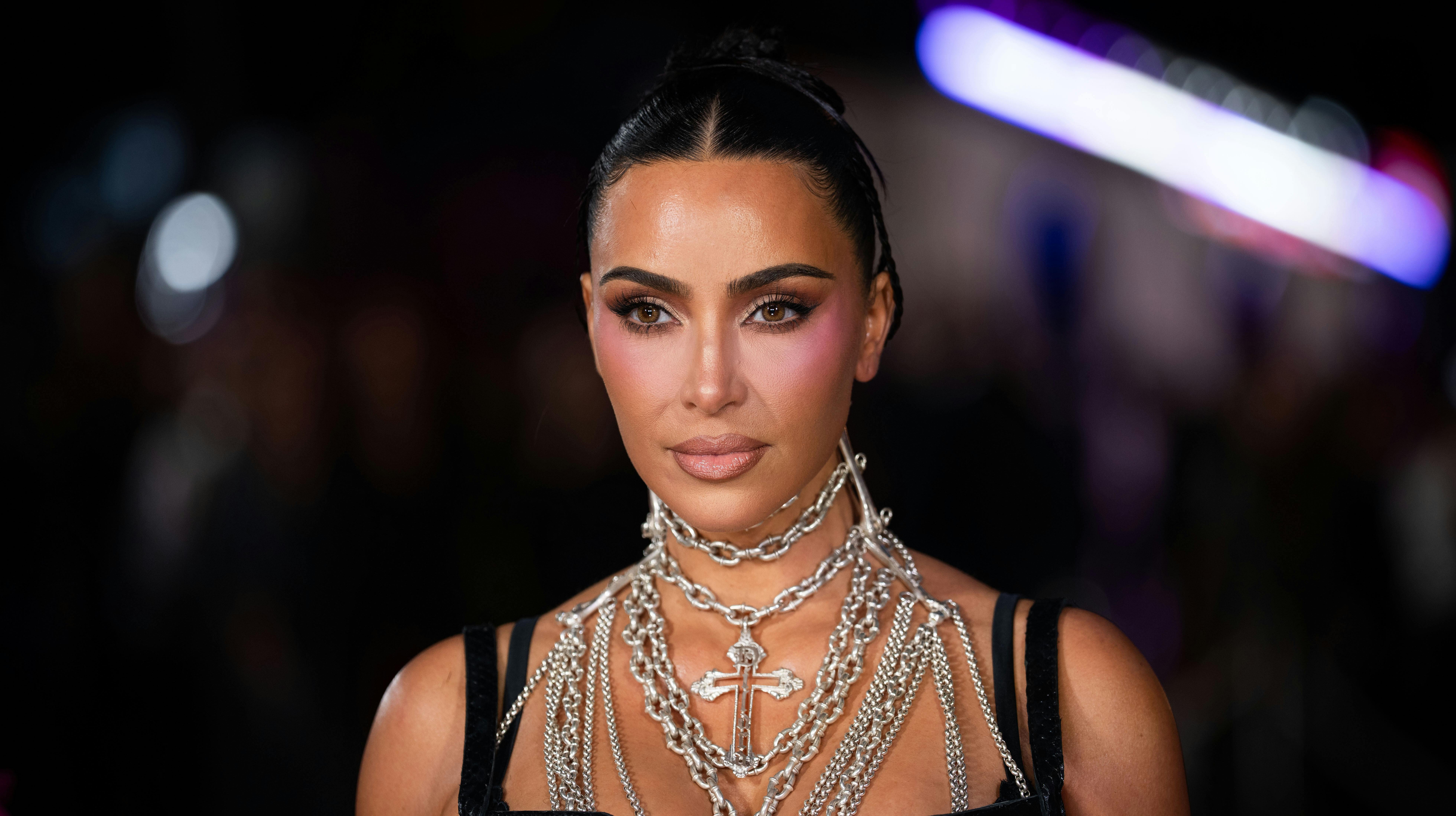 Kim Kardashian møder i øjeblikket kritik for sin julegave til børnene.