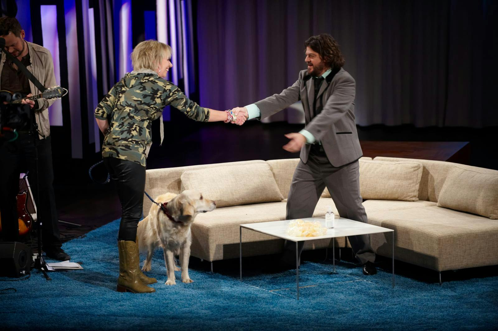 Det er ikke første gang, at Puk og Anders mødes på tv. Her ses hun og hunden Tiluka i talkshowet "Det nye talkshow".