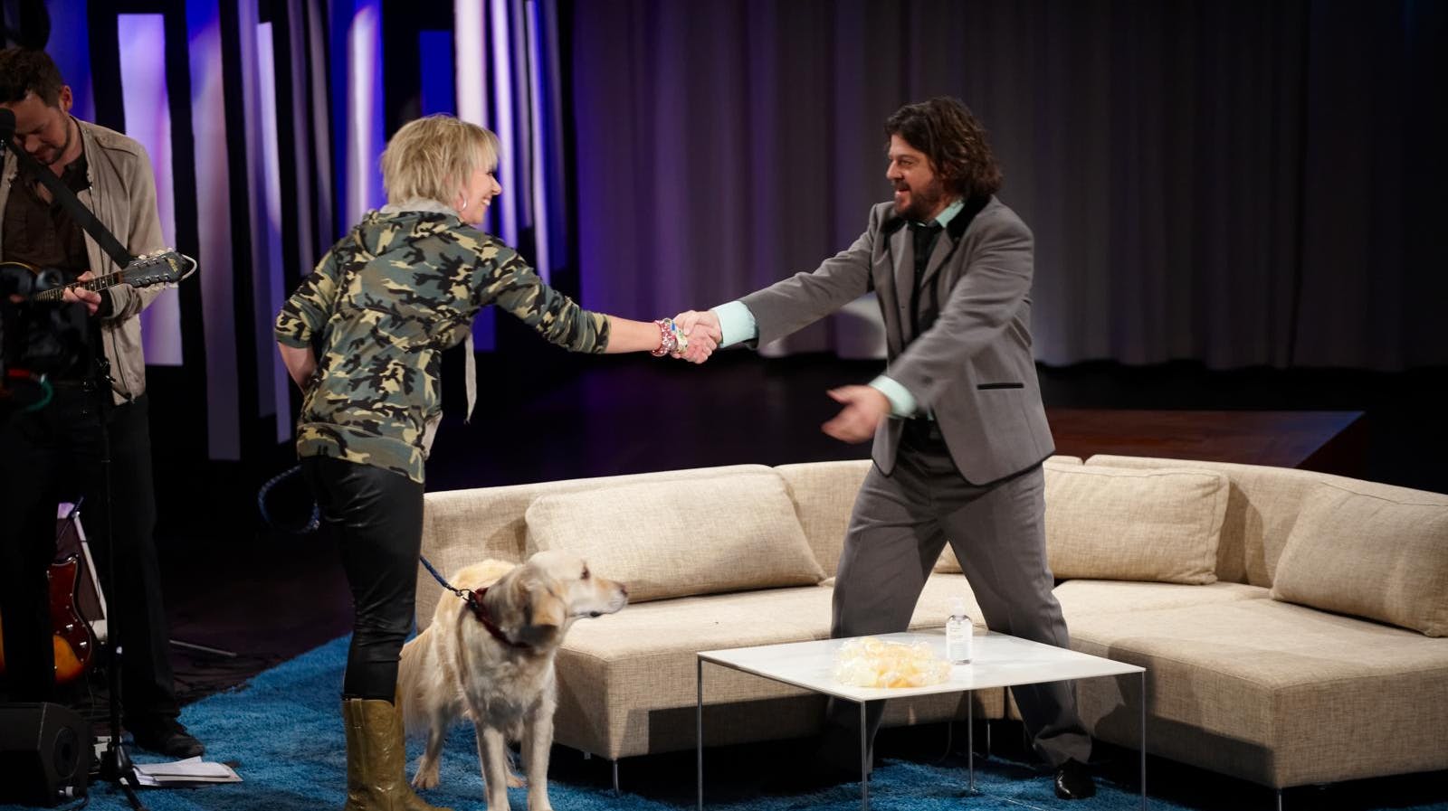 Det er ikke første gang, at Puk og Anders mødes på tv. Her ses hun og hunden Tiluka i talkshowet "Det nye talkshow".