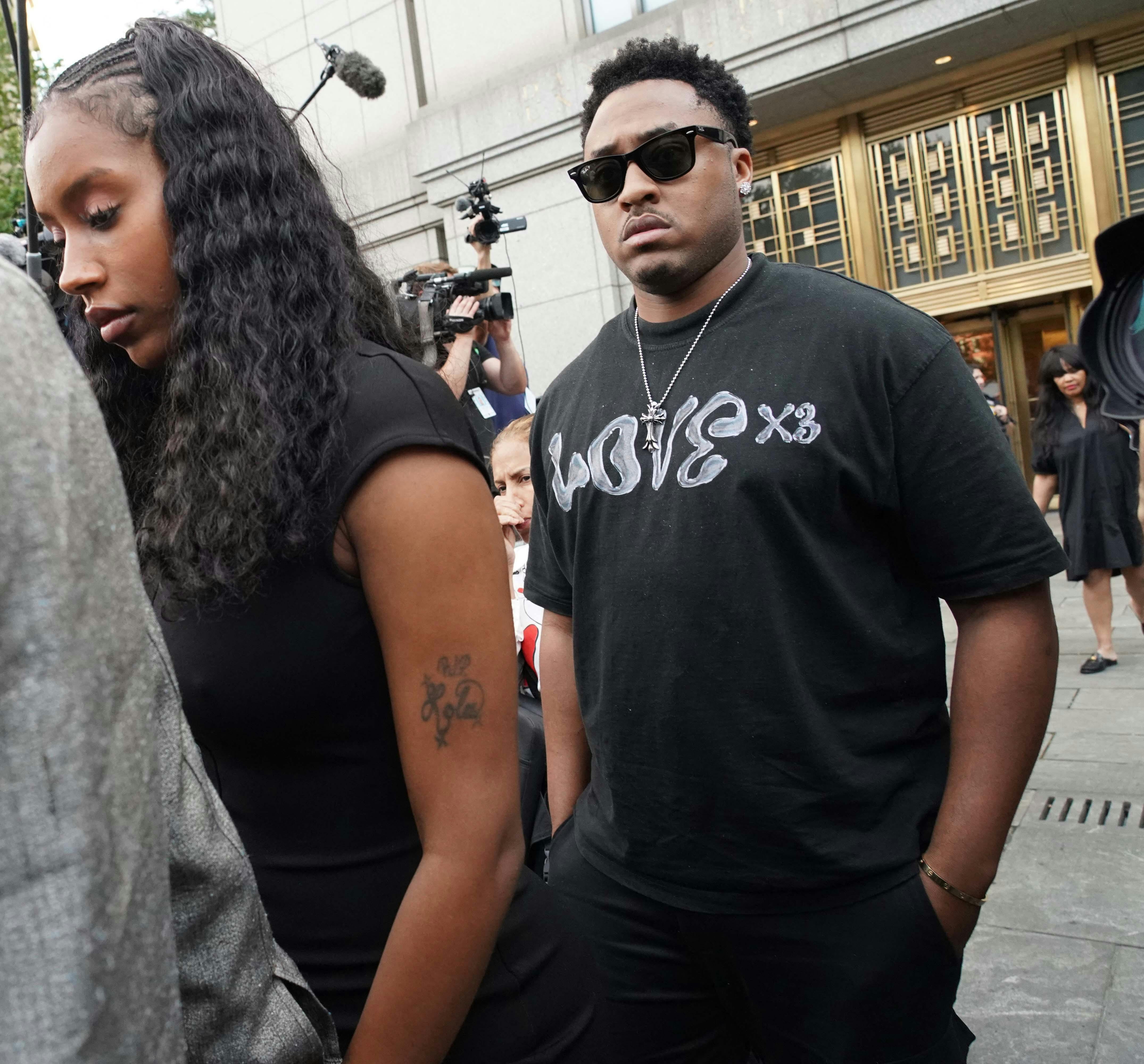 Her forlader den ene af sønnerne, Justin Combs, retten under sagen mod faderen.