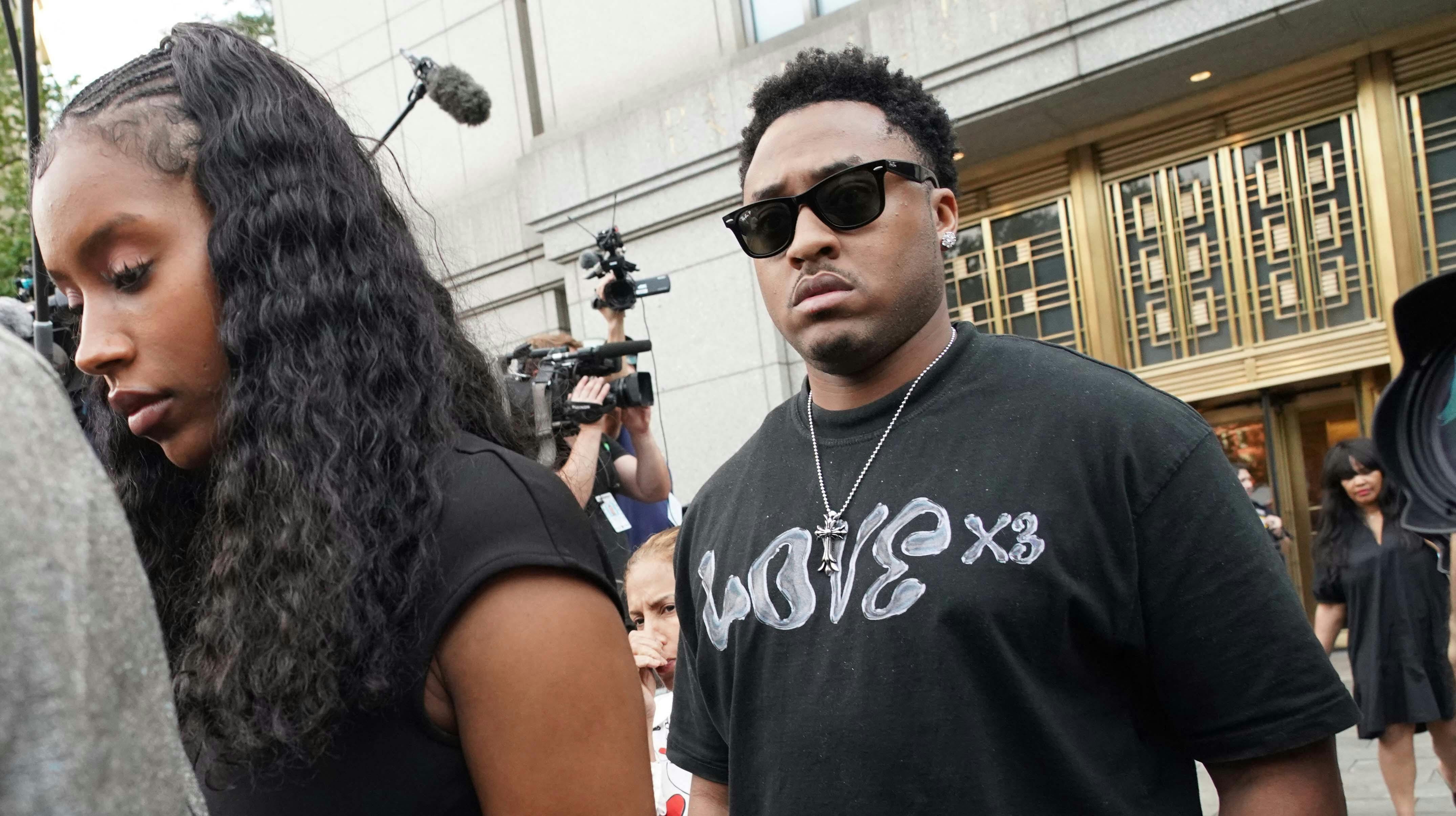 Her forlader den ene af sønnerne, Justin Combs, retten under sagen mod faderen.