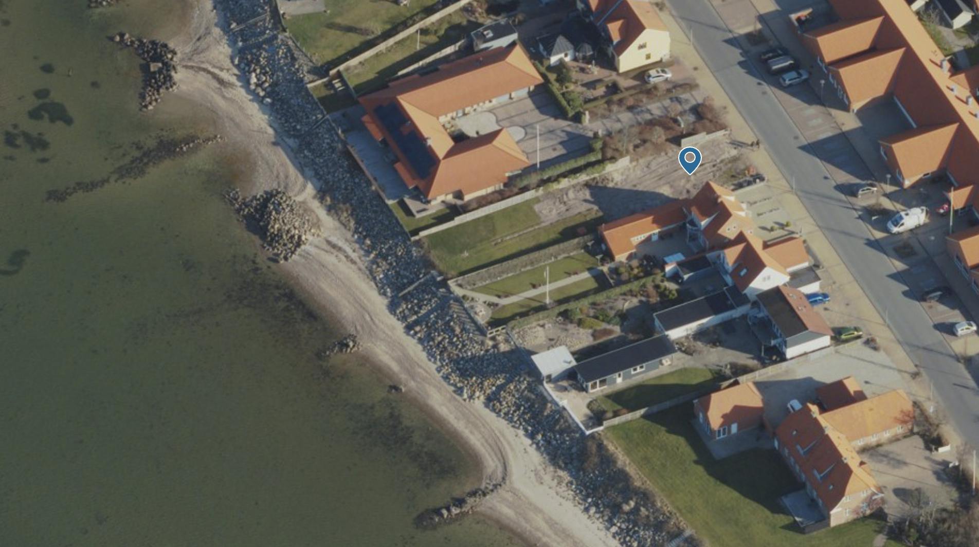 I 2023 blev huset på grunden revet ned. Alt er derfor spritnyt.