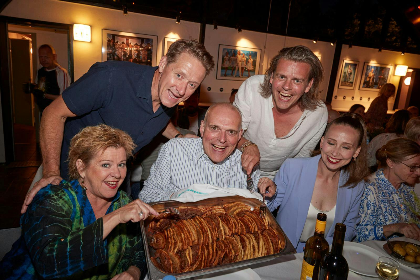 Carsten Svendsen (her stående i hvid trøje, red.) har blandt andet slået sine folder i Cirkusrevyen.