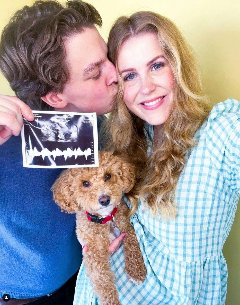 Sådan så det ud, da Lasse og Heidi i 2023 afslørede, at de skulle være forældre for første gang. Nu sker det igen.