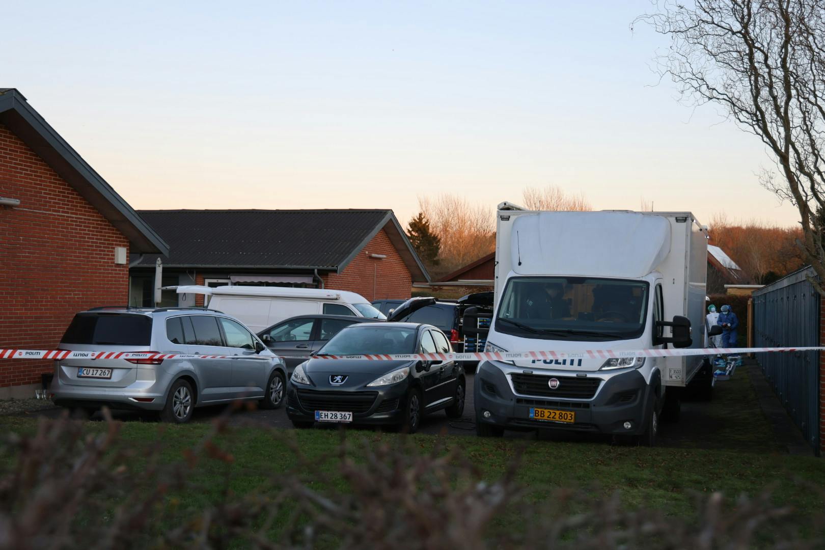 Politiet er massivt til stede på adressen i Svendborg, hvor de lige nu arbejder med et stort hold.
