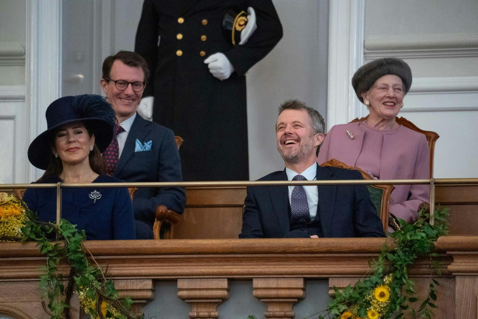 At kende sin plads kan tage tid. Men i dag er ingen - heller ikke i kongefamilien - i tvivl om, hvem der har bolden. Og hvem der bare kigger på.