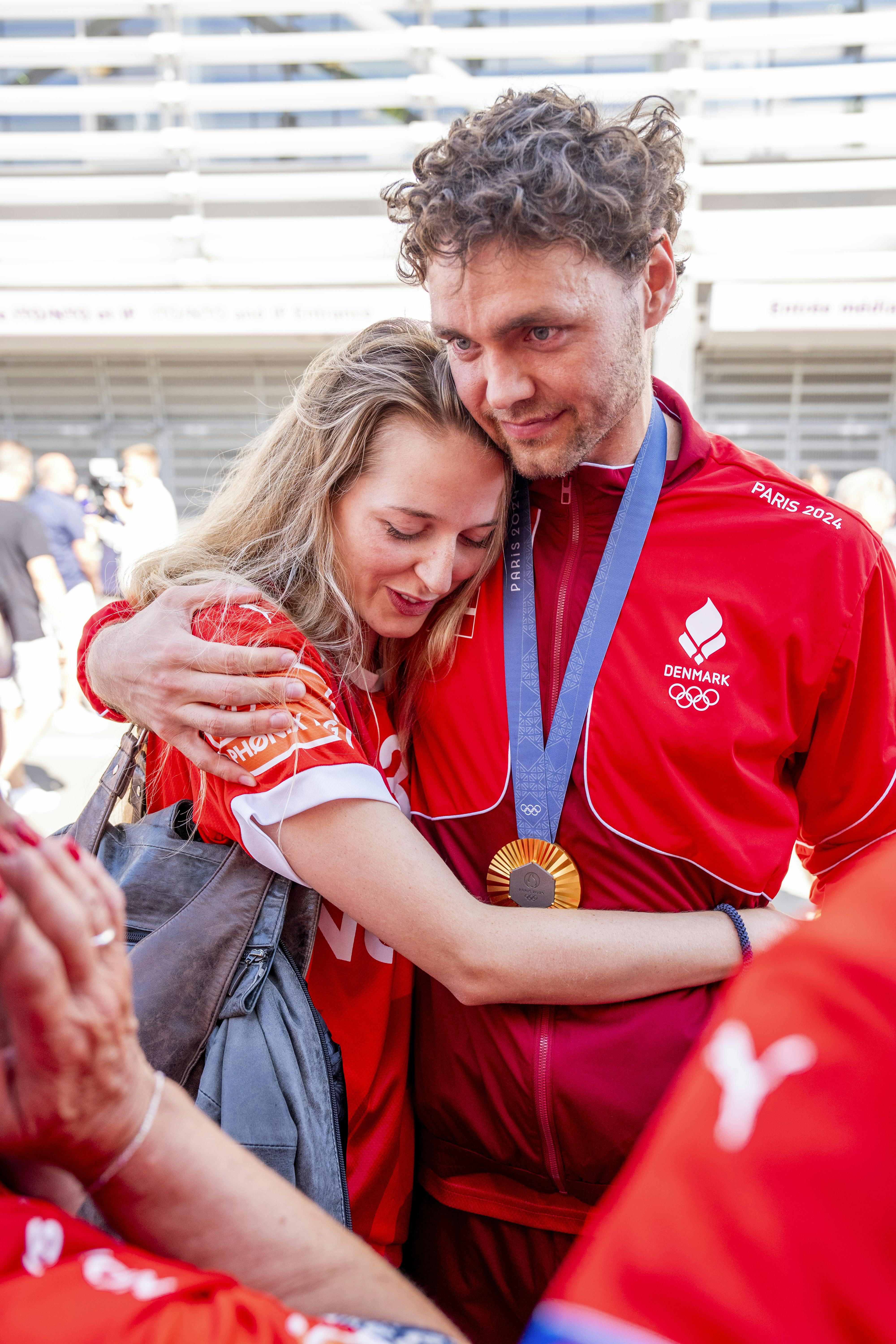 Niclas Kirkeløkke kommer snart tættere på kæresten, DR-værten Marie Hobitz. Fra sommeren 2027 skal Kirkeløkke nemlig spille for Fredericia Håndboldklub.