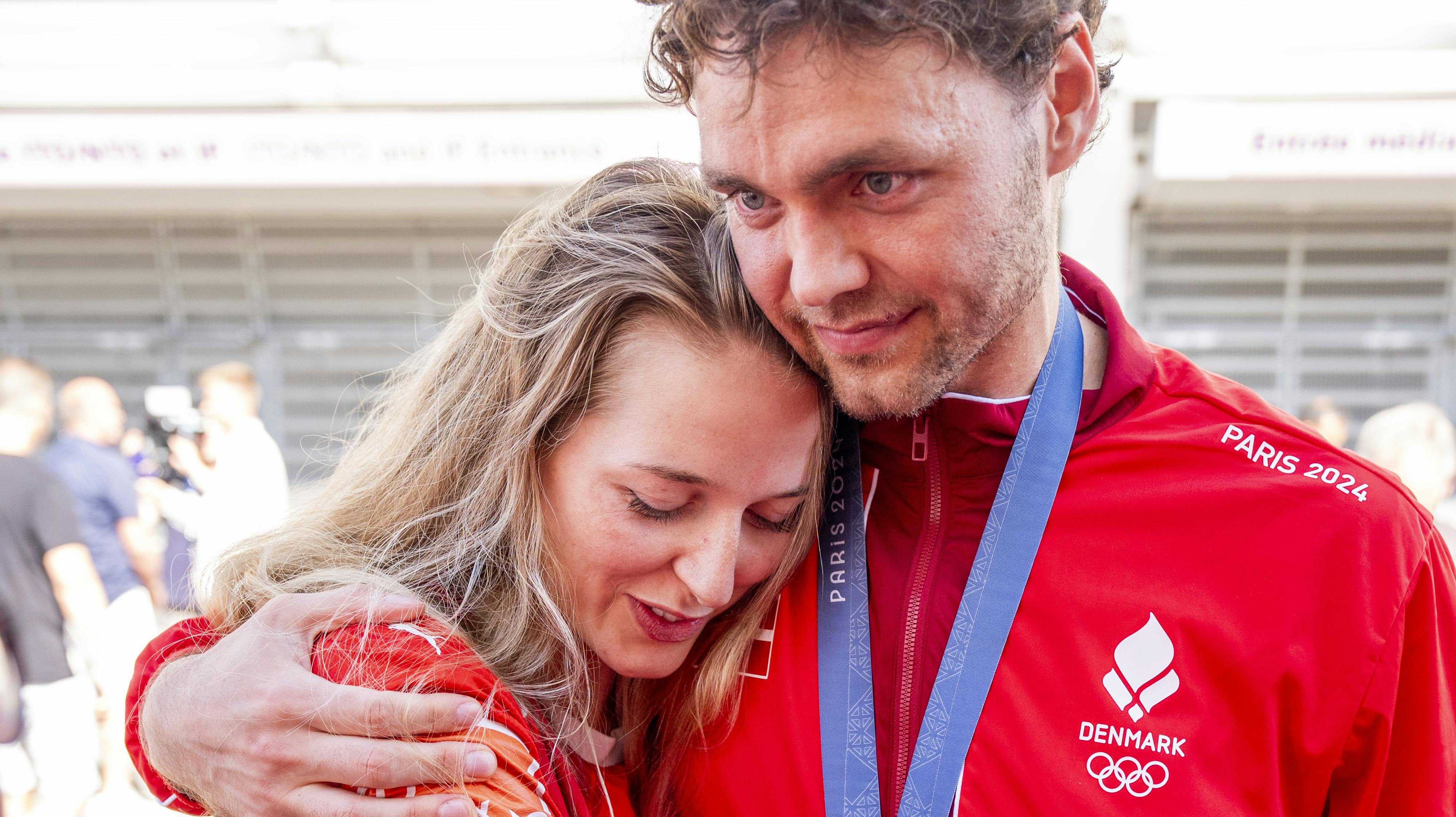 Niclas Kirkeløkke kommer snart tættere på kæresten, DR-værten Marie Hobitz. Fra sommeren 2027 skal Kirkeløkke nemlig spille for Fredericia Håndboldklub.