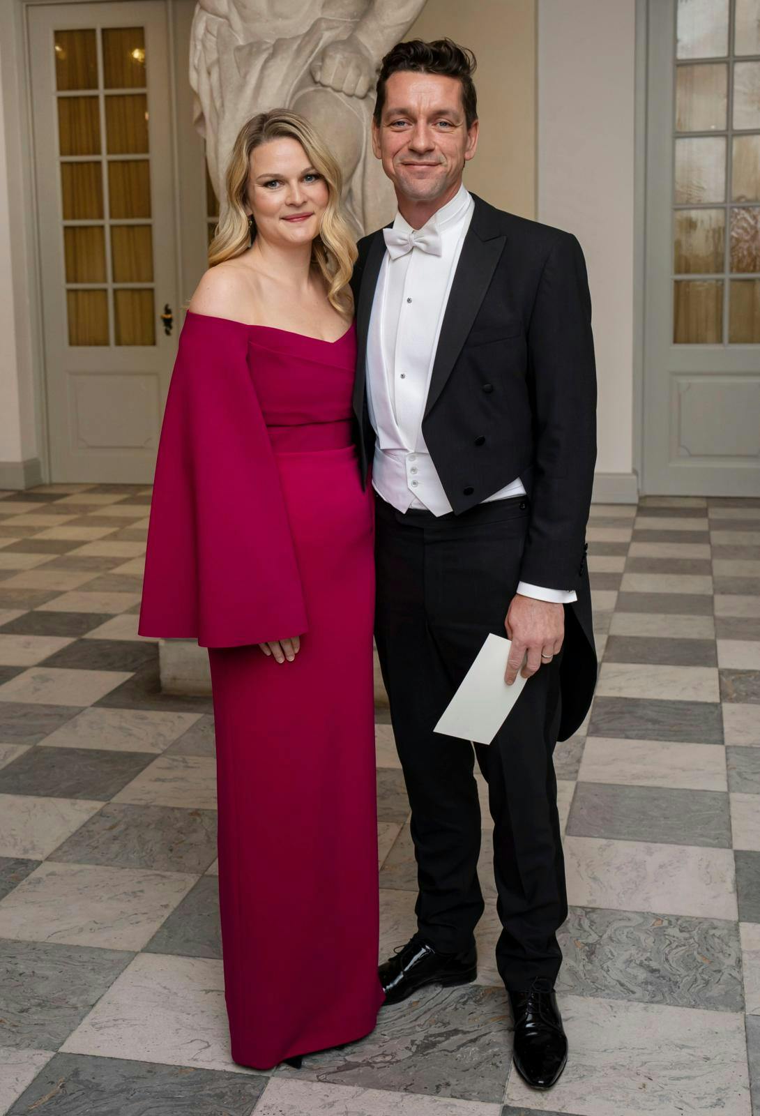 Parret har i forvejen to sønner, og til foråret fuldender de hattricket med drengebørn.