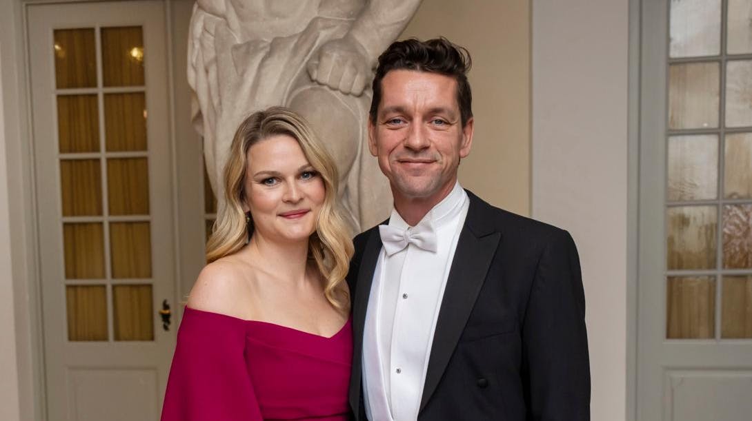 Parret har i forvejen to sønner, og til foråret fuldender de hattricket med drengebørn.