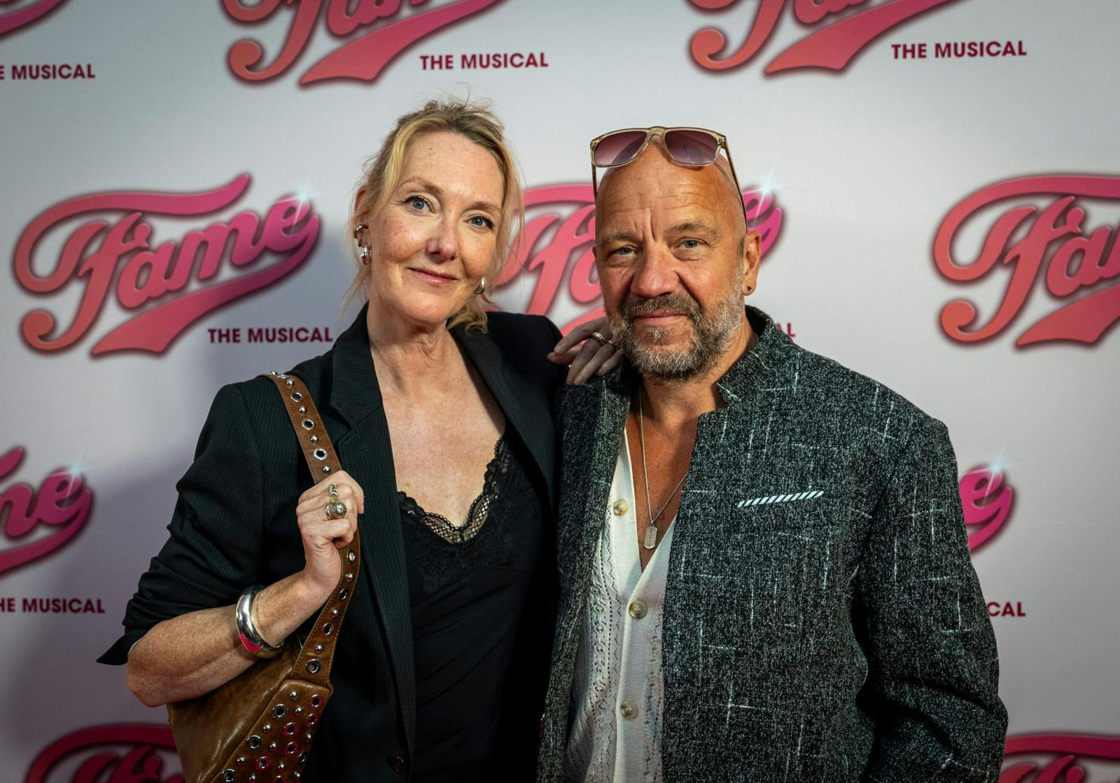 Ditte Hansen er kendt som den ene halvdel af duoen Ditte & Louise, ligesom hun har medvirket i Cirkusrevyen og en lang række danske film og tv-serier som "Min søsters børn", "De bedste år" og "Børnene fra Sølvgade". Ægtemanden har blandt andet medvirket i "Livvagterne" og "Bedrag".