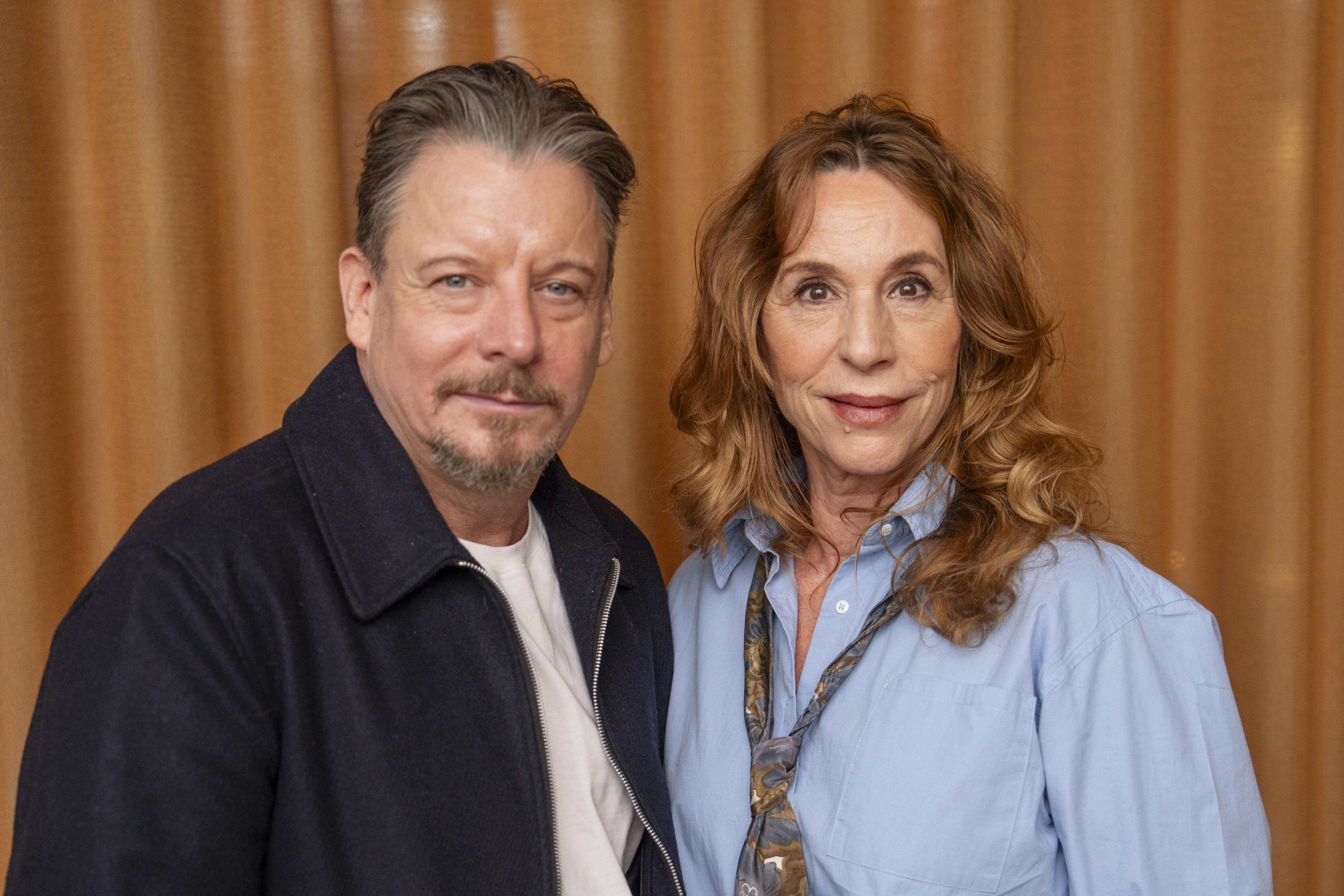 – Jeg kender jo Ann helt tilbage fra teaterskole. Hun gik året over mig på teaterskole, så vi går way back. Så det var skide sjovt at arbejde med hende igen, siger Berthelsen om parløbet med Ann Eleonora Jørgensen.