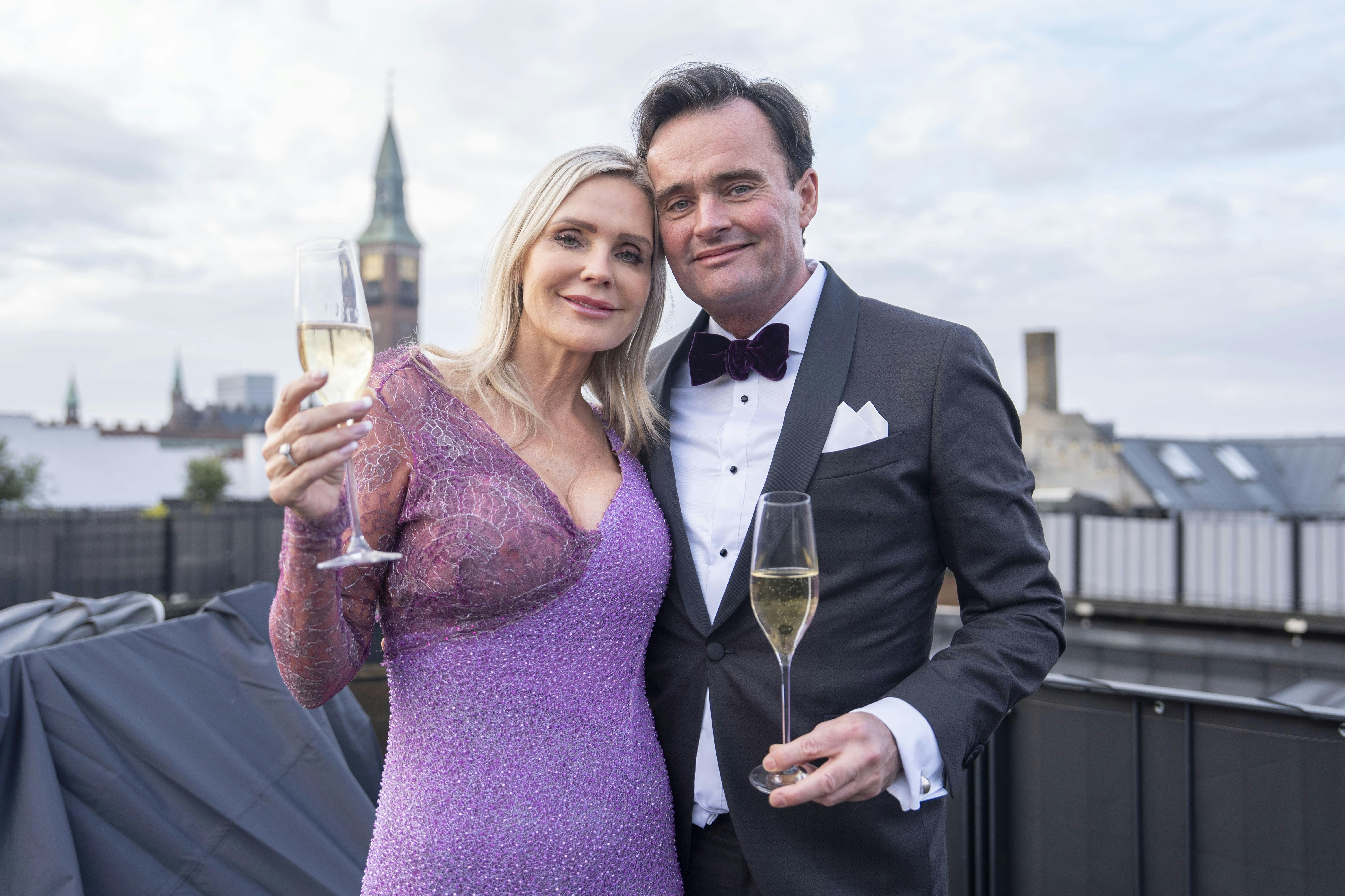 Med Rådhustårnet i baggrunden springer Janni Ree, 55, og Jeppe Stokholm, 48, ind i 2026 som champagnebrusende forelskede.