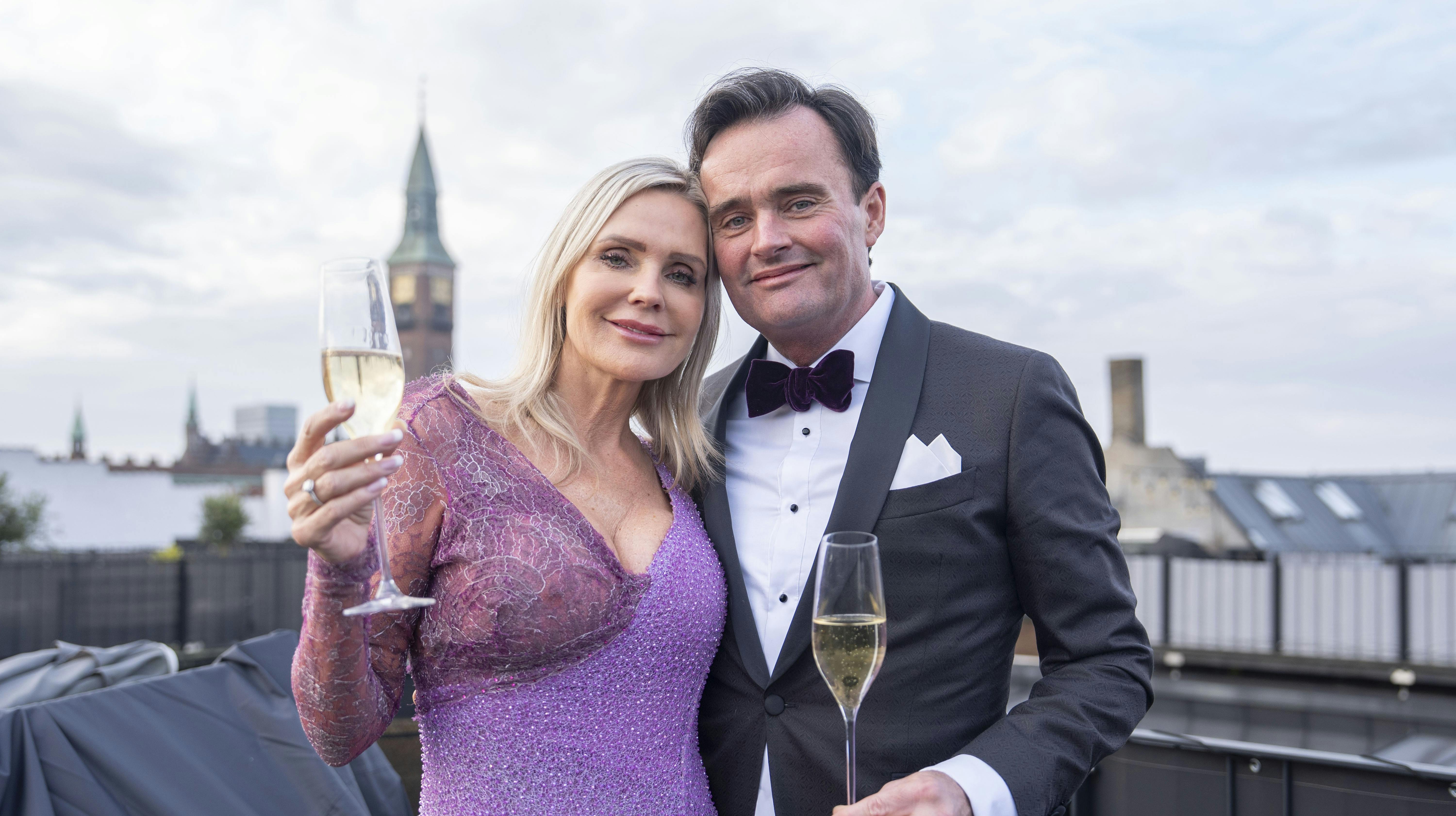 Med Rådhustårnet i baggrunden springer Janni Ree, 55, og Jeppe Stokholm, 48, ind i 2026 som champagnebrusende forelskede.
