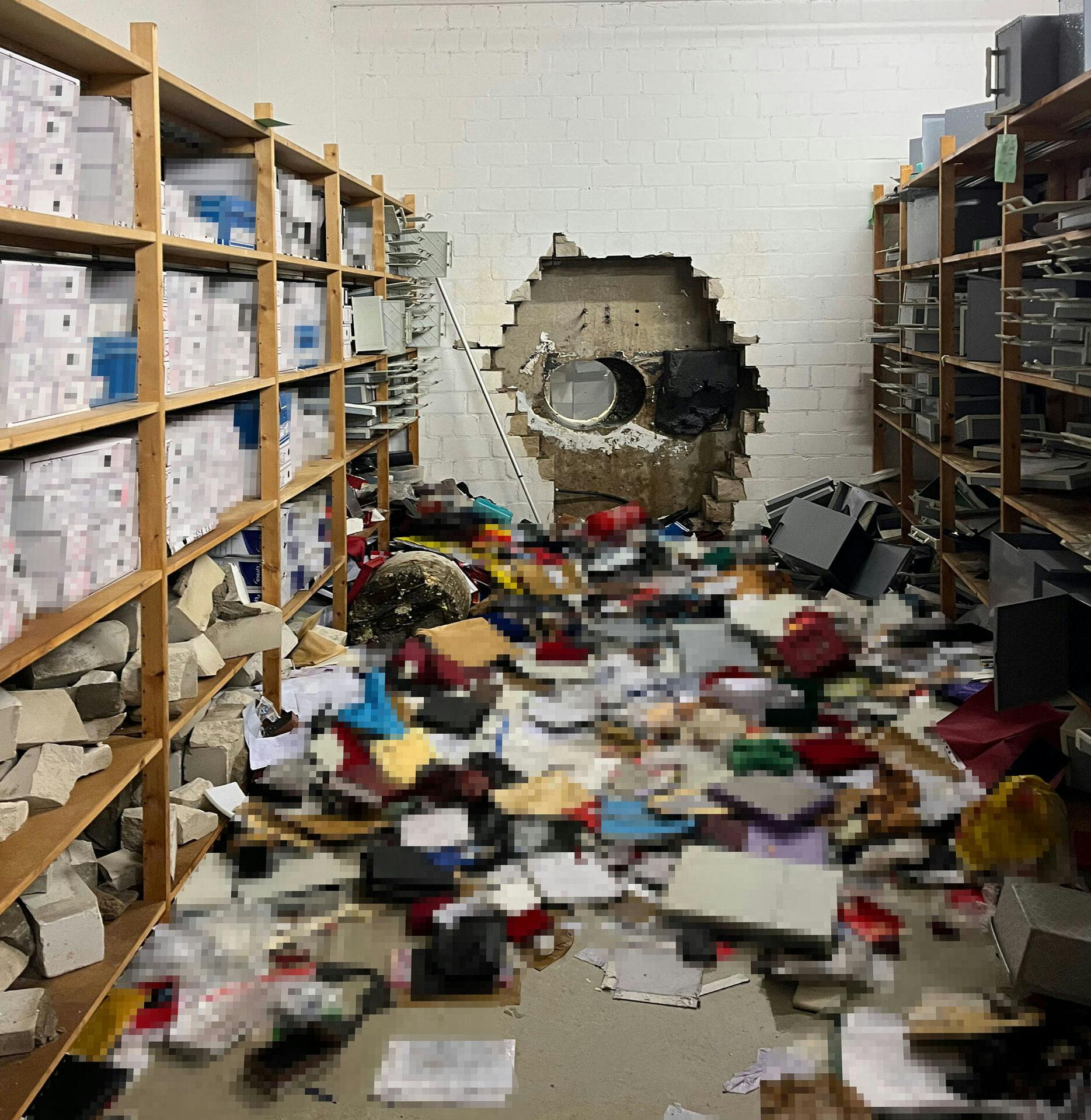 Røverne har ifølge politiet boret sig vej ind i banken via. et underjordisk parkeringshus. Her er et billede inde fra banken.