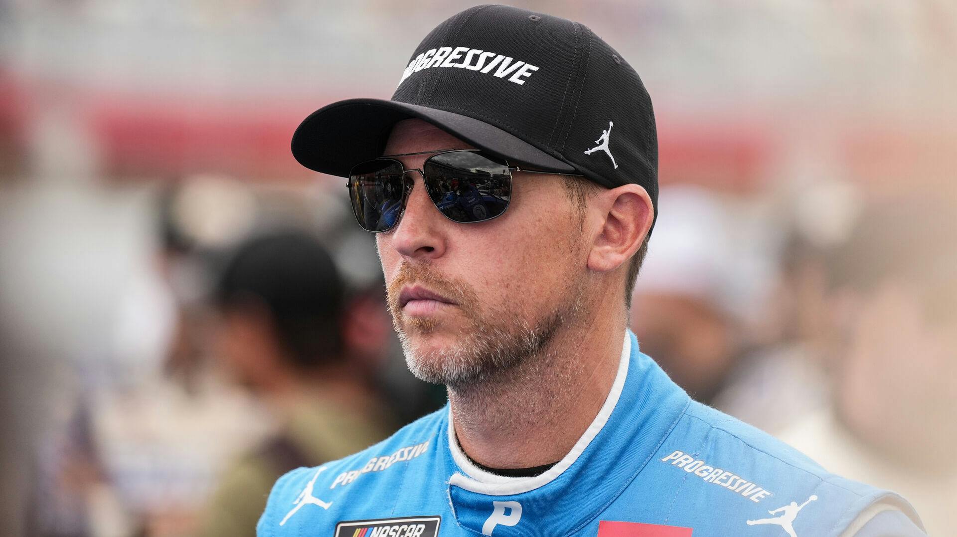 Denny Hamlins mor kæmper i disse timer for sit liv, efter branden der dræbte hans far.