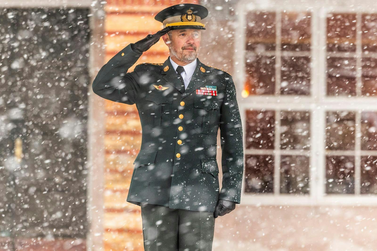 Kong Frederik kan stadig ikke kalde sig den mest populære i kongehuset, men han er meget tæt på favoritten dronning Margrethe.