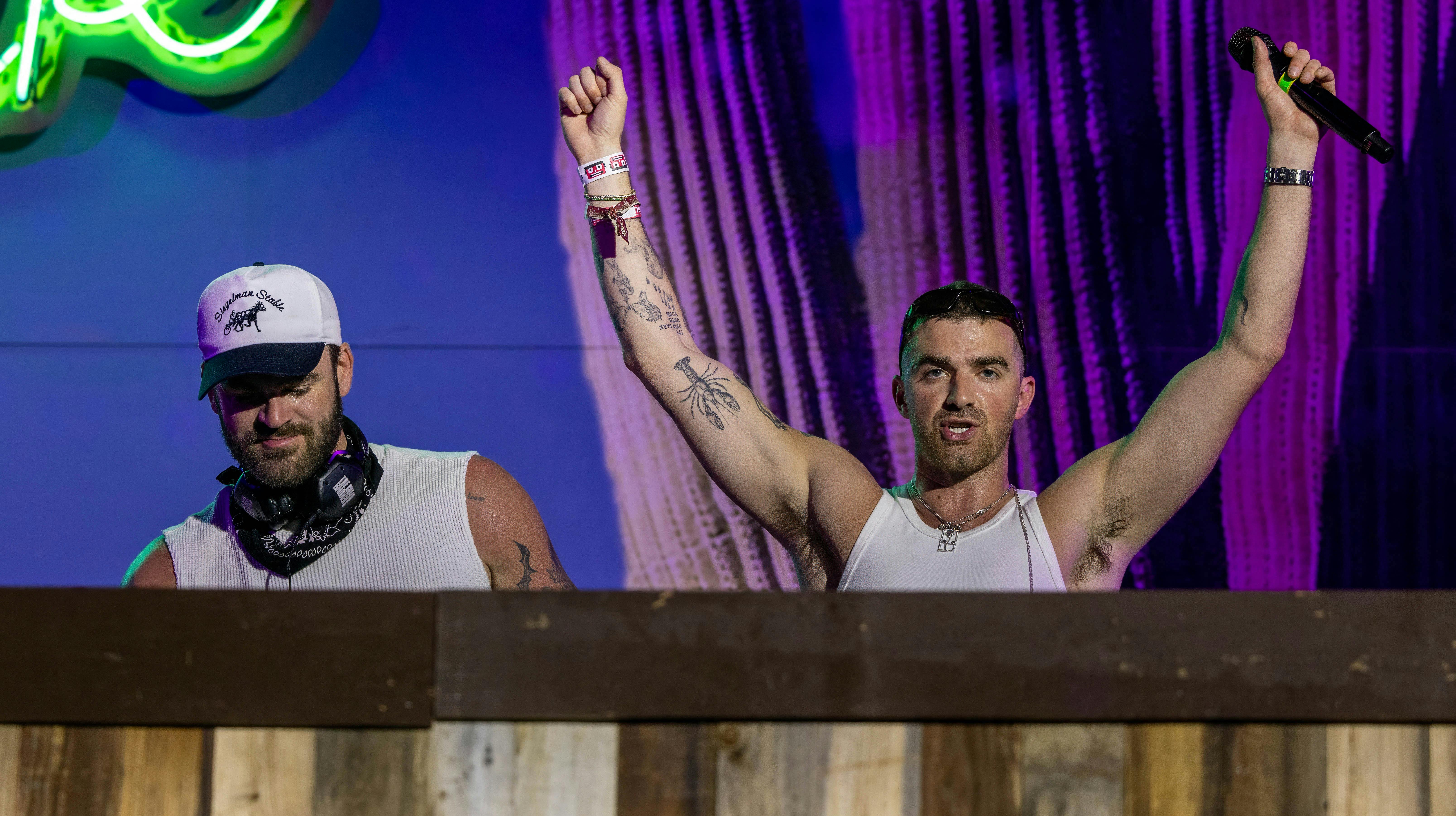 Her ses Drew Taggart (t.h.) sammen med kollegaen Alex Pall fra "The Chainsmokers".