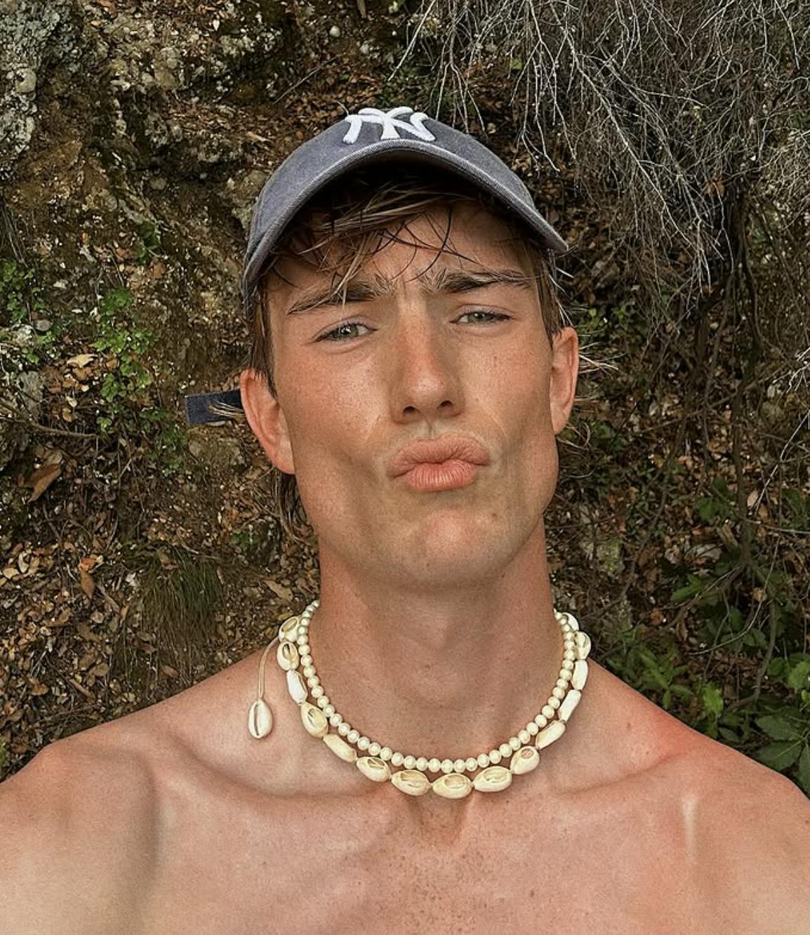 Oliver Cole er med de bare 27 år betydeligt yngre end sin nye partner.