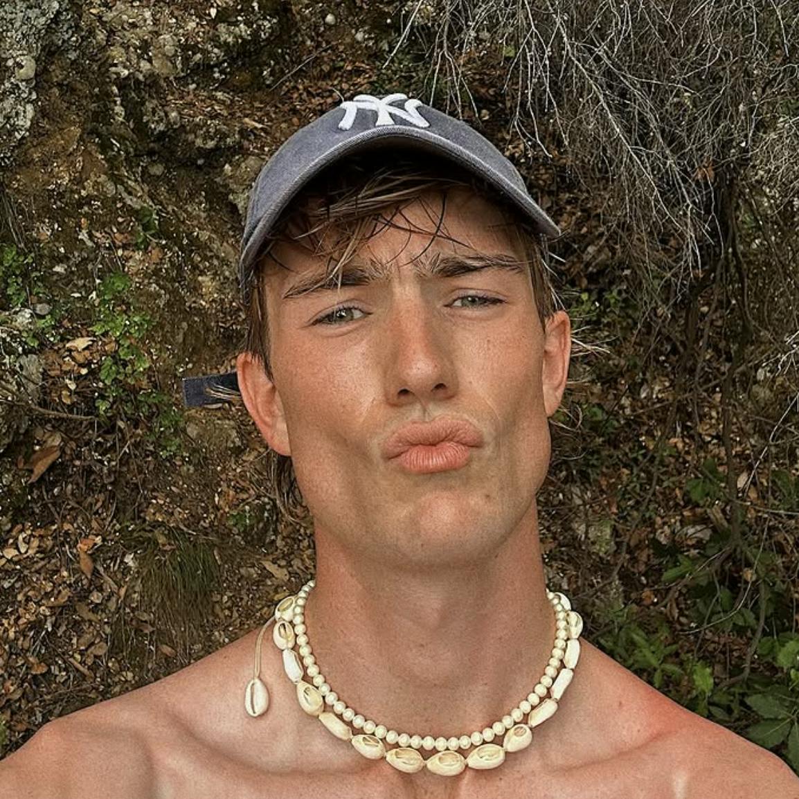 Oliver Cole er med de bare 27 år betydeligt yngre end sin nye partner.