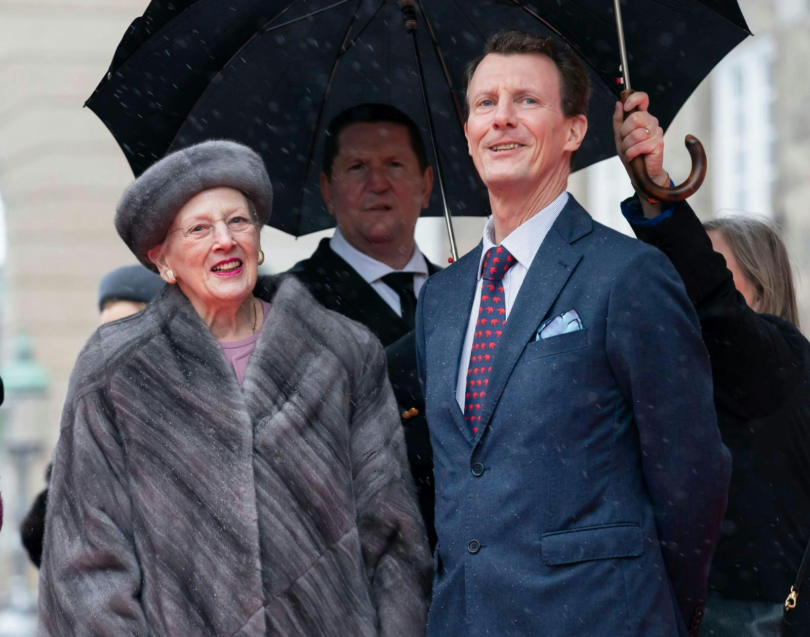 Dronning Margrethe og prins Joachim har taget adskillige kampe om hans og ikke mindst børnenes rolle i kongehuset. I dag er de et trin længere nede ad rangstien, mens han har sit liv i udlandet.
