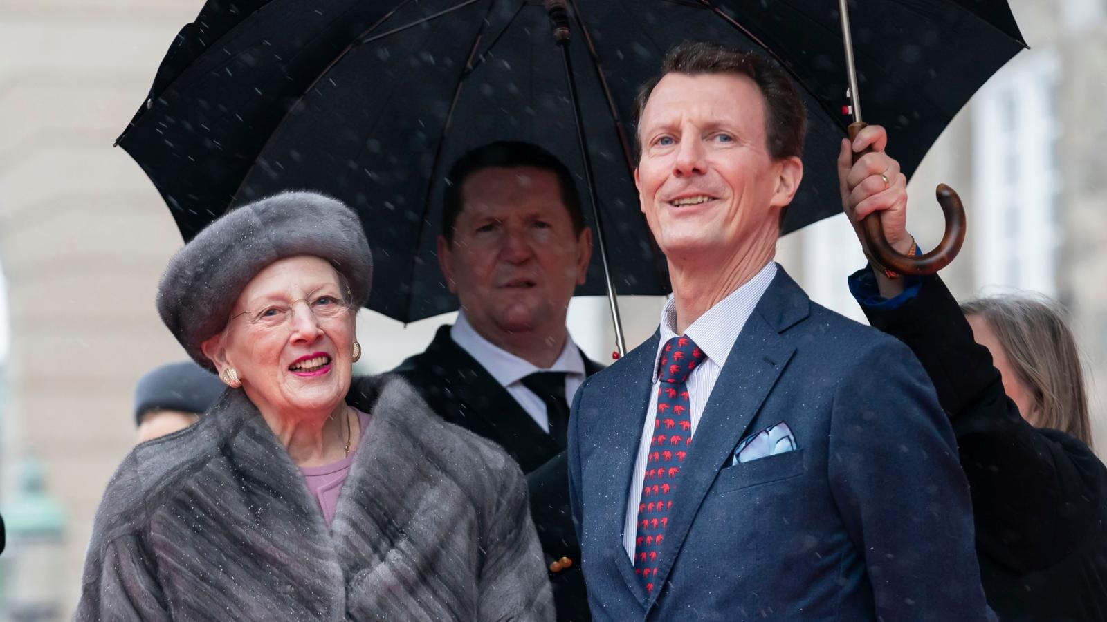 Dronning Margrethe og prins Joachim har taget adskillige kampe om hans og ikke mindst børnenes rolle i kongehuset. I dag er de et trin længere nede ad rangstien, mens han har sit liv i udlandet.