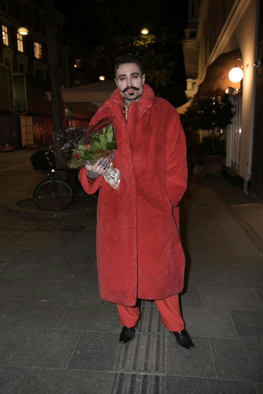 Dragstjernen Tinus ser Sanne Salomonsen som et familiemedlem.