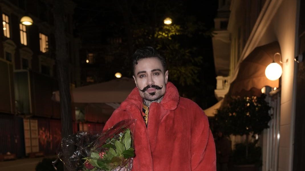 Dragstjernen Tinus ser Sanne Salomonsen som et familiemedlem.