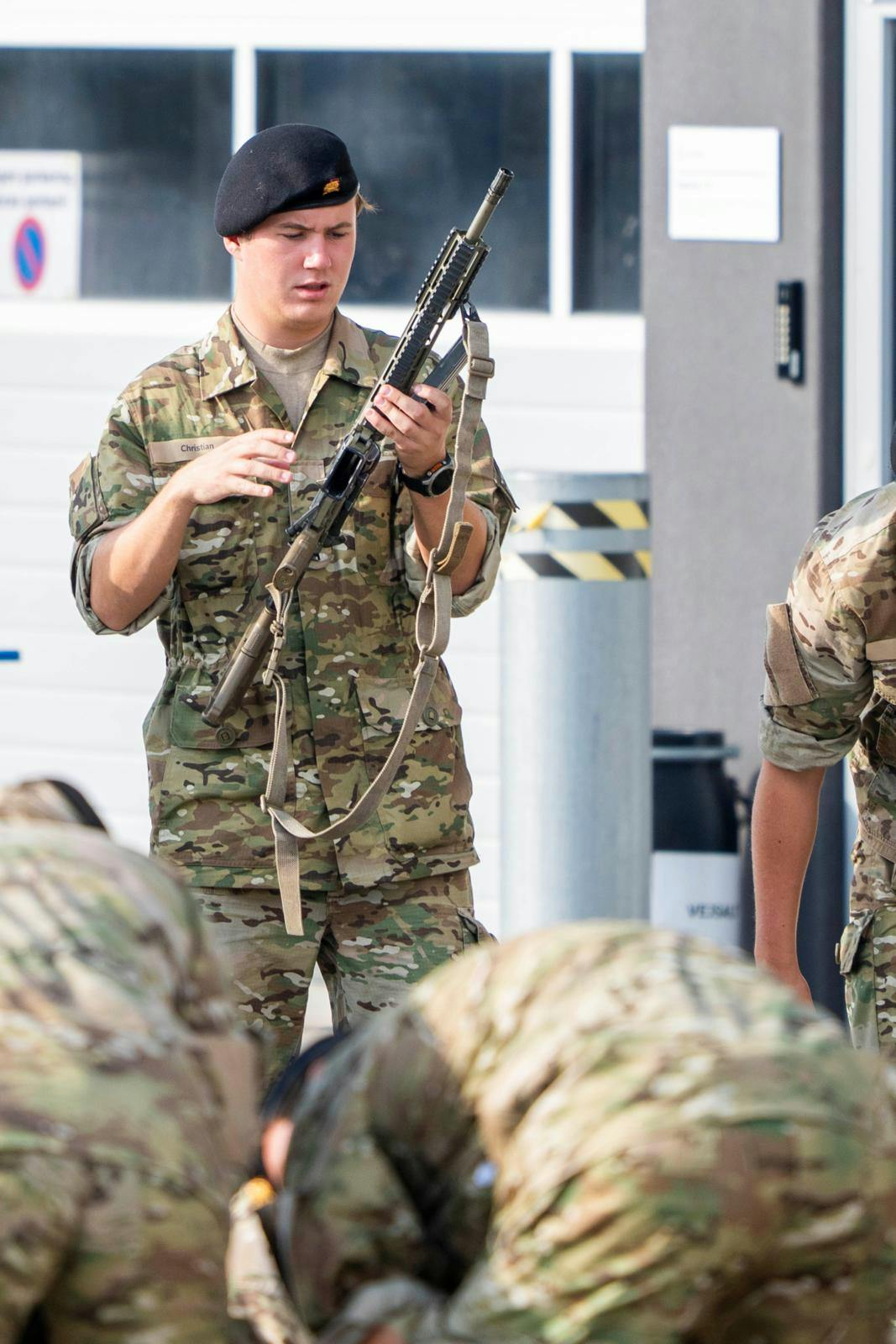 Kronprins Christian har vist sig at være noget mere langtidsholdbar i militæret end de to fætre Felix og Nikolai.