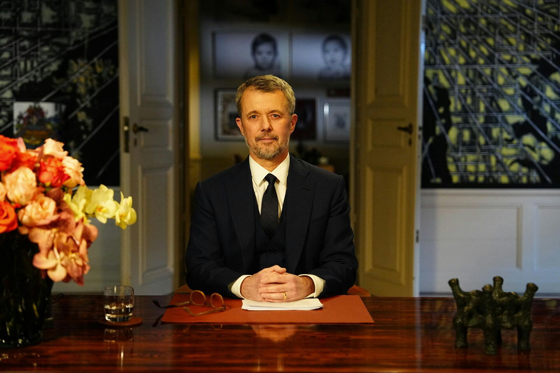 Kong Frederik advarer i sin nytårstale mod trusler i gråzonen mellem fred og ufred.