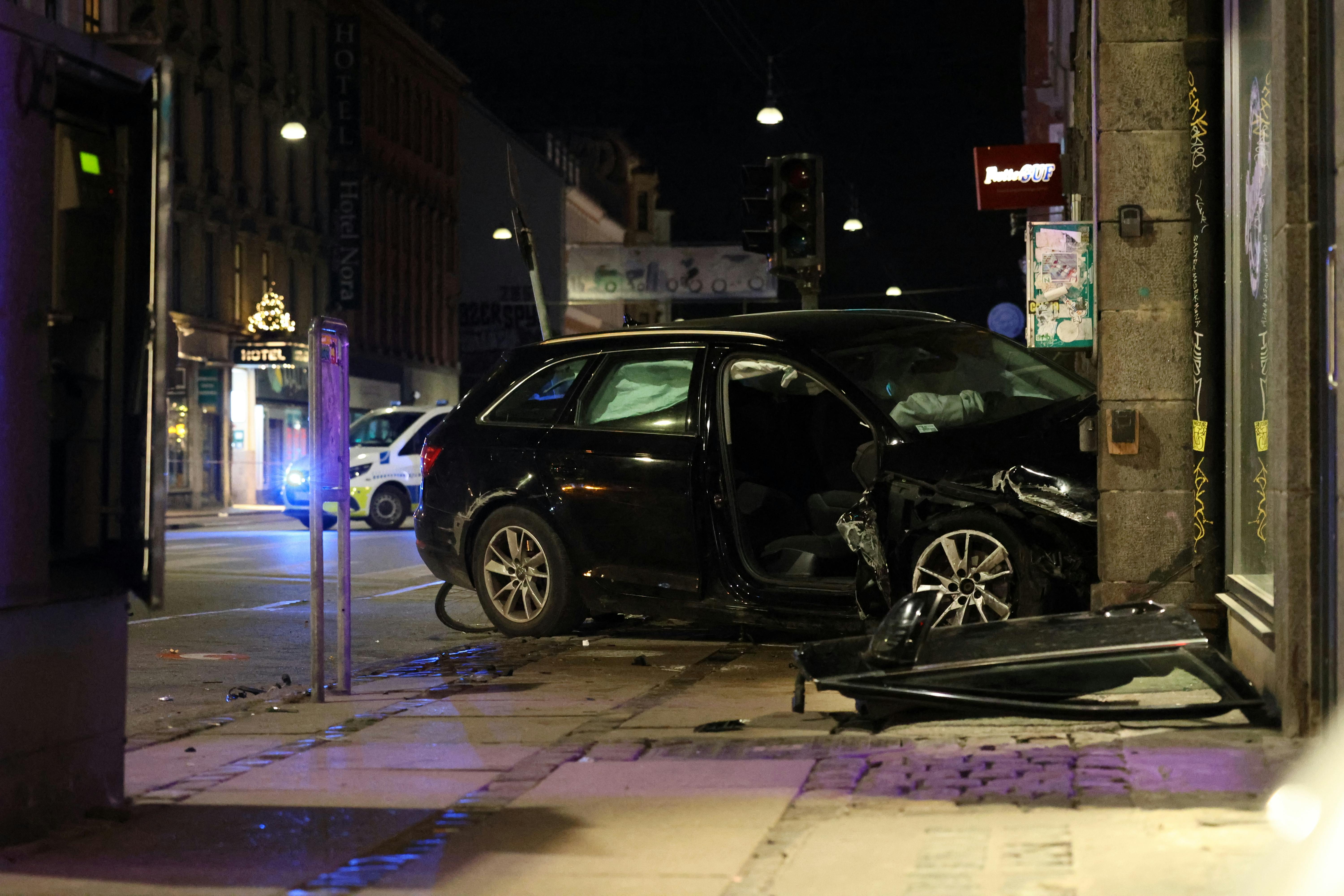 En personbil forulykkede sent tirsdag og kørte ind i en bygning ved krydset mellem Nørrebrogade og Fælledvej.