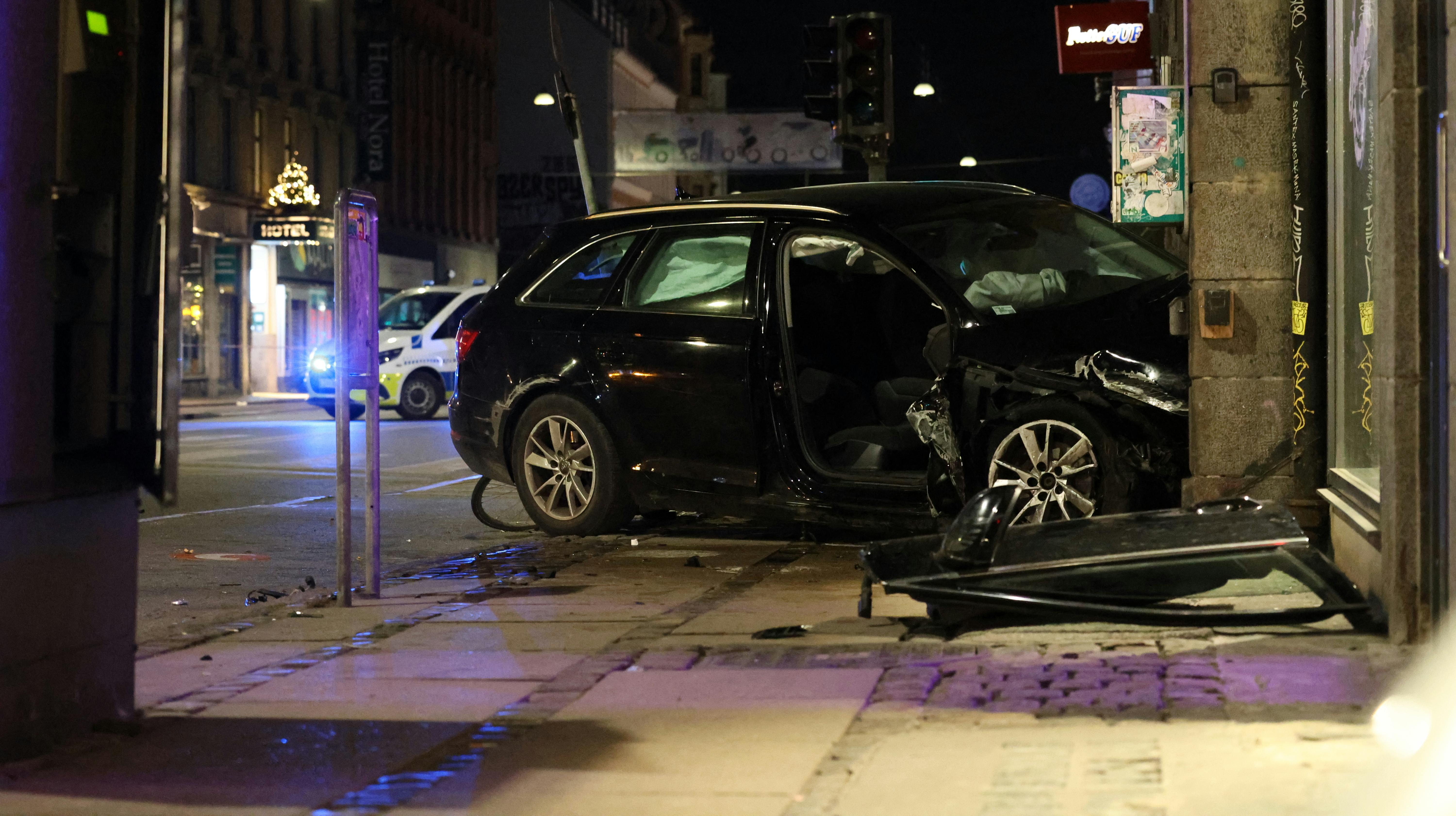 En personbil forulykkede sent tirsdag og kørte ind i en bygning ved krydset mellem Nørrebrogade og Fælledvej.