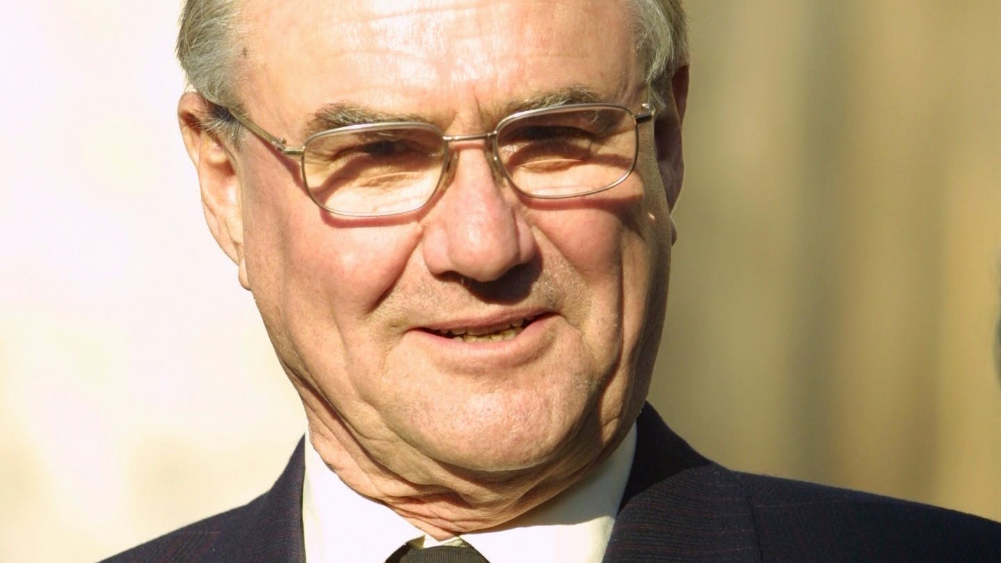 Var nu afdøde prins  Henrik  involveret i spionage for den franske efterretningstjeneste, inden han blev kongelig? spørger Mads Brügger i den nye podcast ”Prins Henriks Krig”.