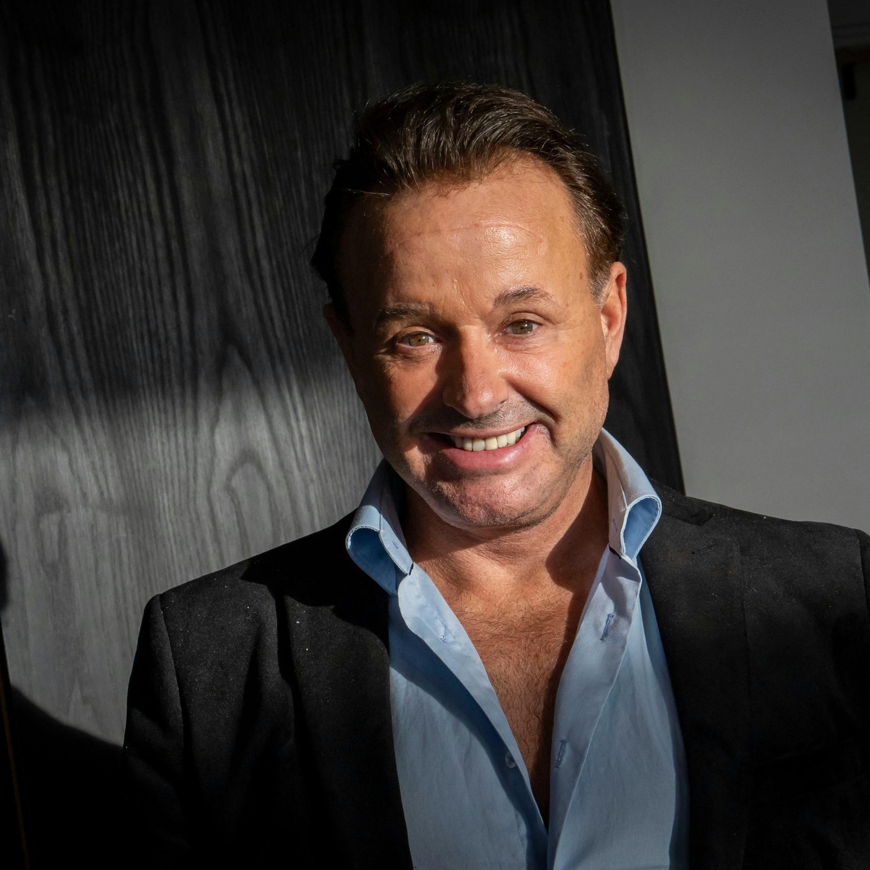 I mange år knoklede Dennis 60-70 timer om ugen, men efter han fik børn, har han droslet ned for arbejdstiden.