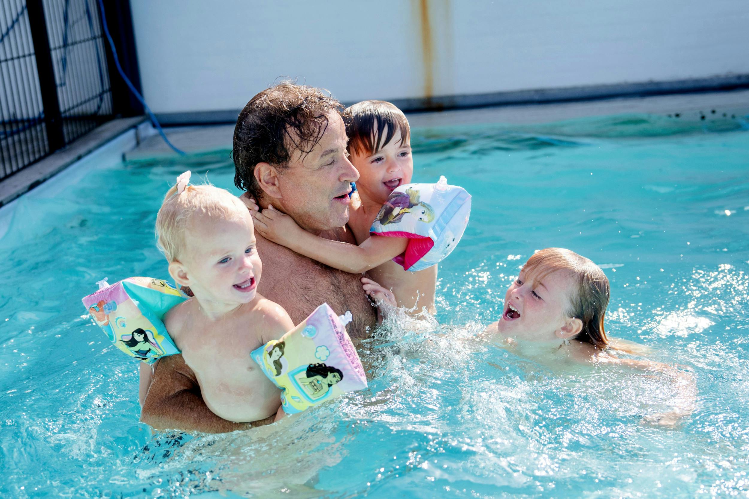 I hjemmet i Korsør elsker familien at boltre sig i swimmingpoolen, og det kan alle også glæde sig til at gøre i Thailand.  