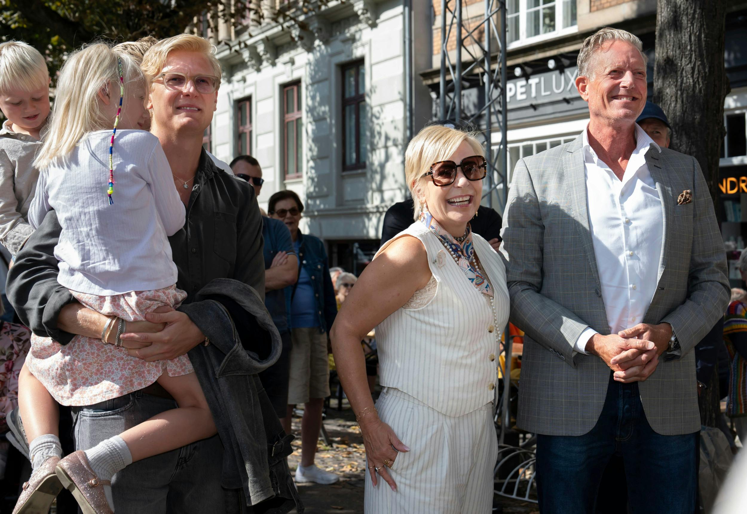 Abildstrøms store familie sørgede for, at også den sidste tid blev festlig. Her er det oldebarnet  Rosa , barnebarnet  Valdemar , svigerdatter  Lise Mühlhausen  og sønnen Peter til fejringen i august 2024, hvor Jytte modtog Årets Teaterflise på Frederiksberg.