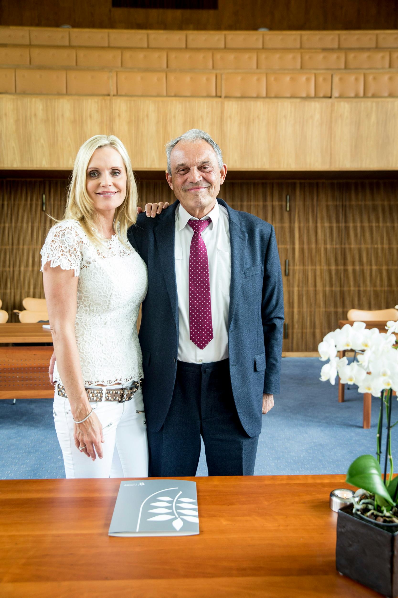 Lykken i forbindelse med brylluppet er nu erstattet af en indædt strid, hvor Janni indtil videre kun har vundet en lille delsejr.