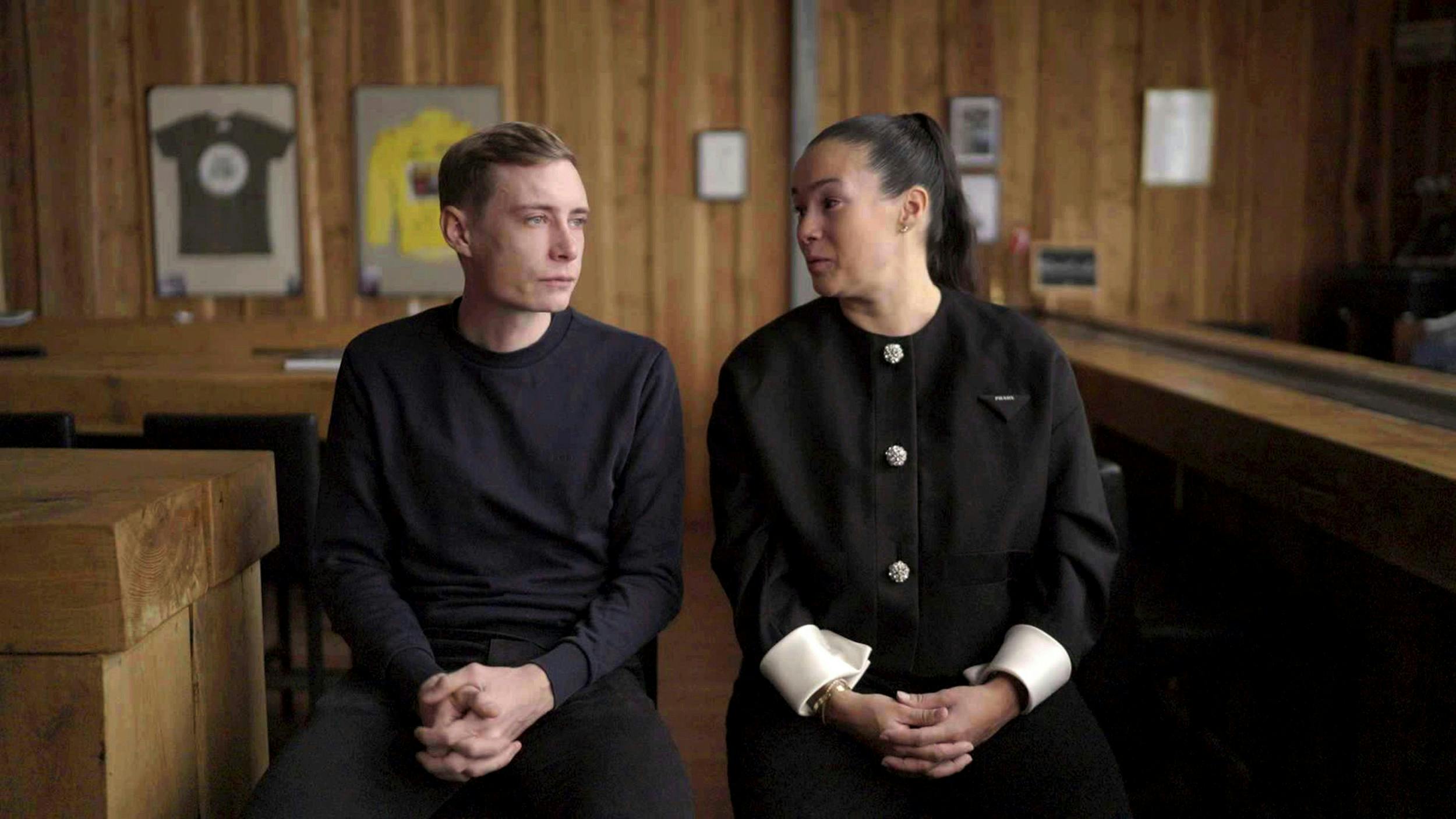 Det er i DR-programmet ”Sportssommeren 2024: Sekunder vi husker”, at tårerne triller hos Jonas og  Trine Vingegaard Hansen , 39, mens de fortæller om styrtet.